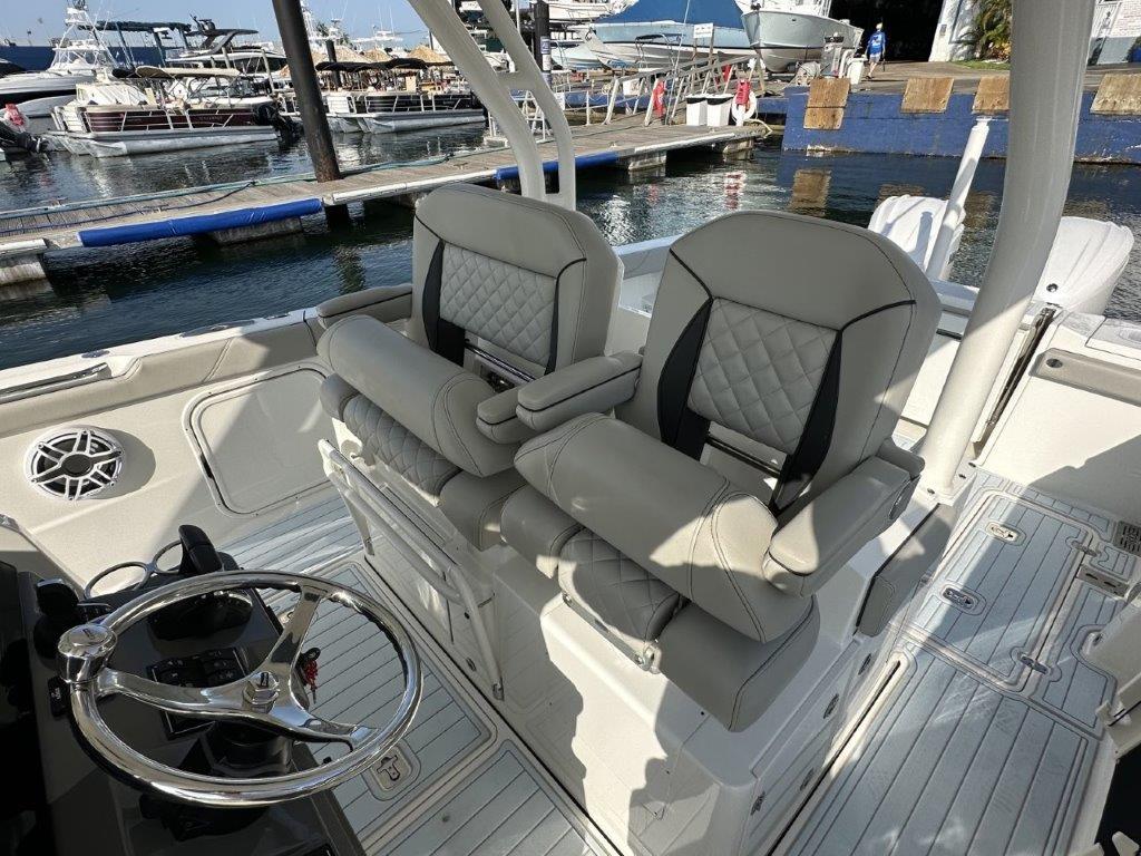 Pursuit 32 - Exterior Helm