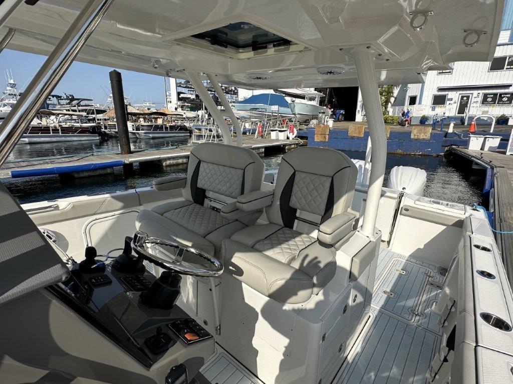 Pursuit 32 - Exterior Helm