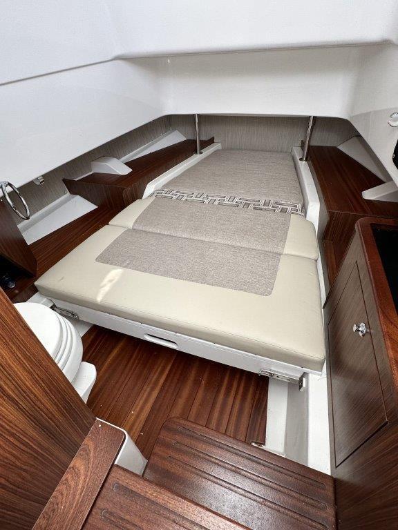 Pursuit 32 - Interior Cabin