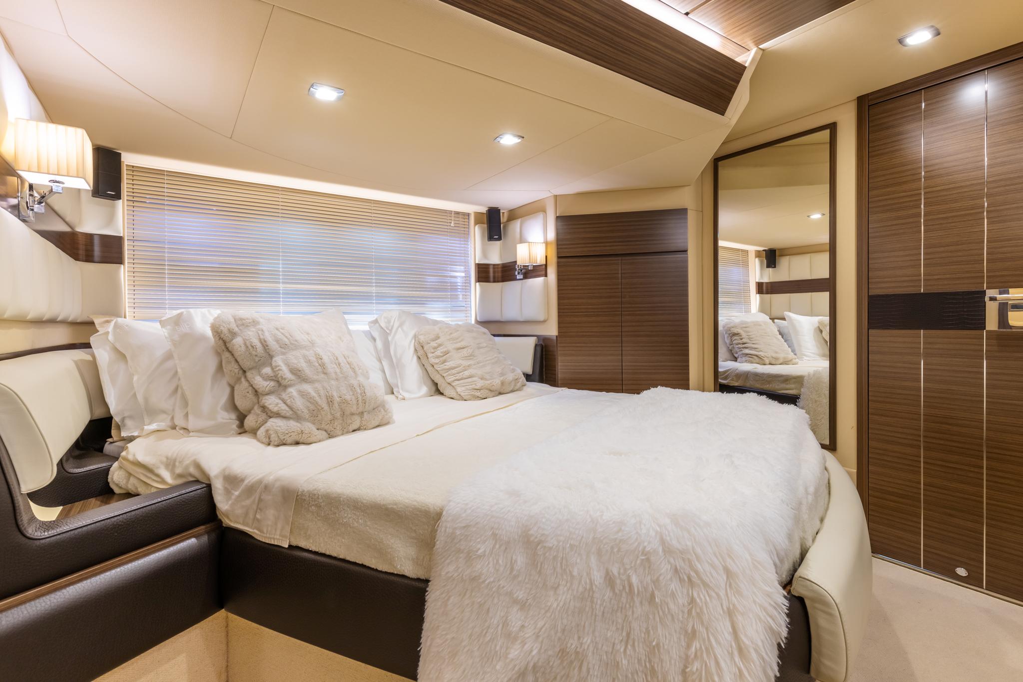 Azimut 64 Jeneli - Master Stateroom, Walkaround Berth