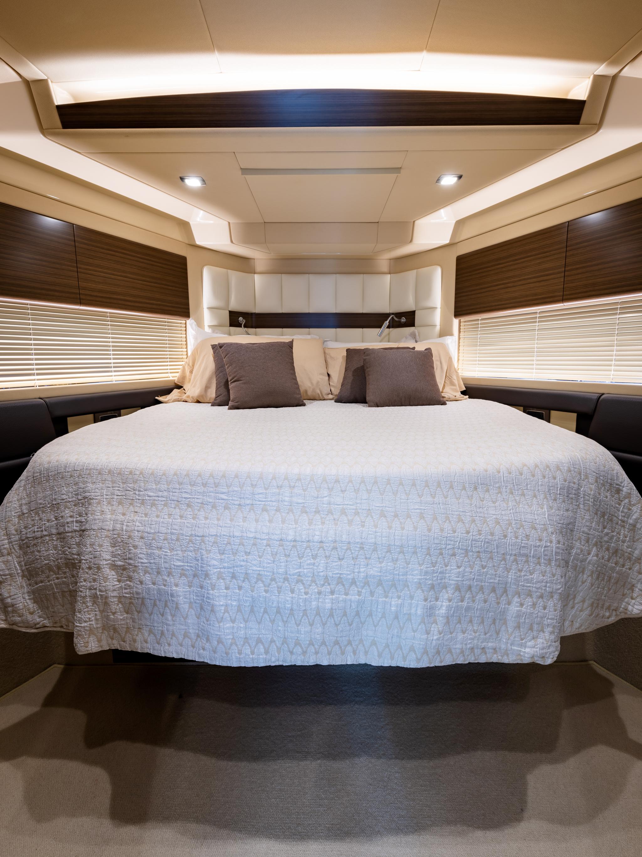 Azimut 64 Jeneli - VIP Stateroom, Centerline Berth with Storage Below