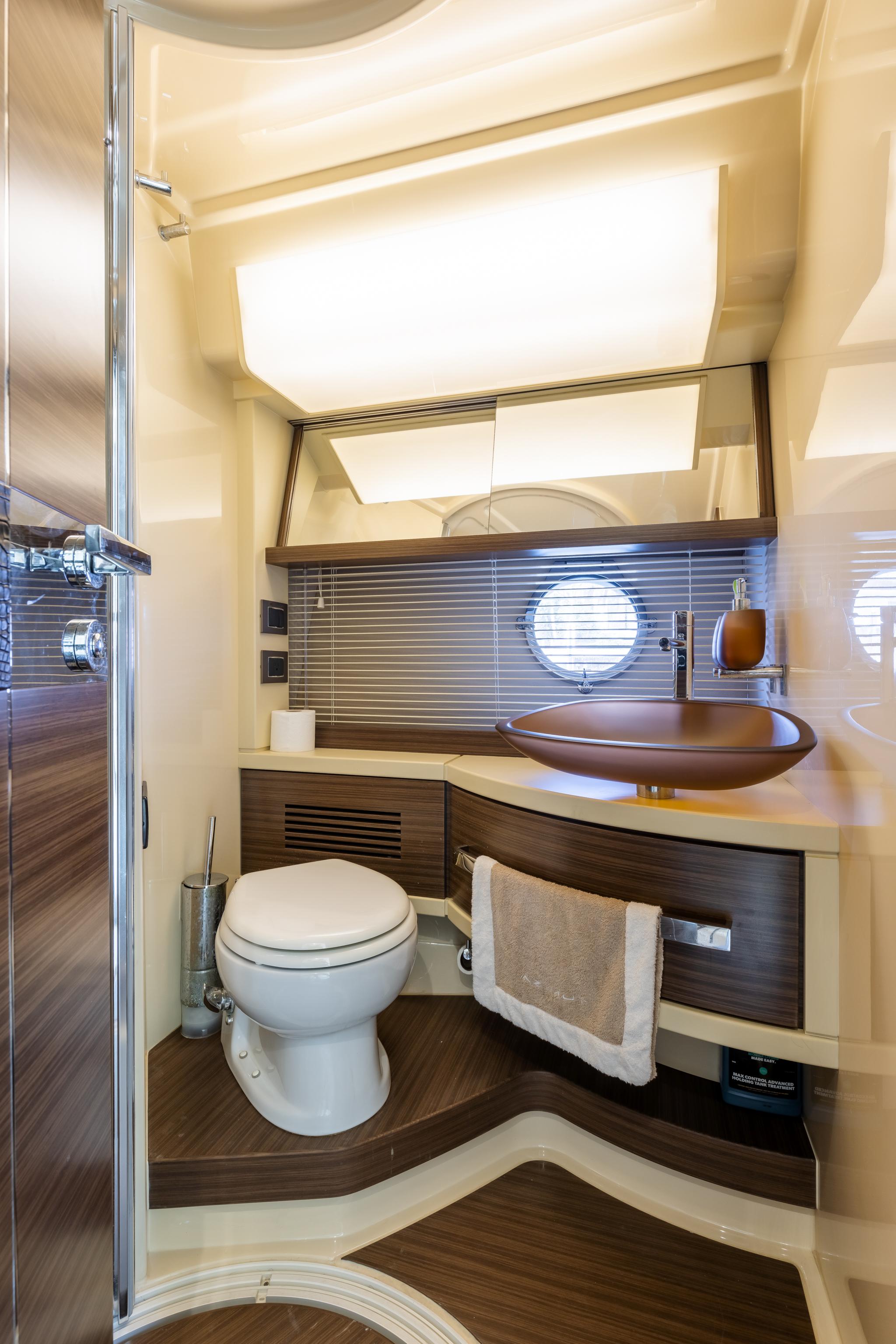 Azimut 64 Jeneli - VIP Guest Head, Sink and Head