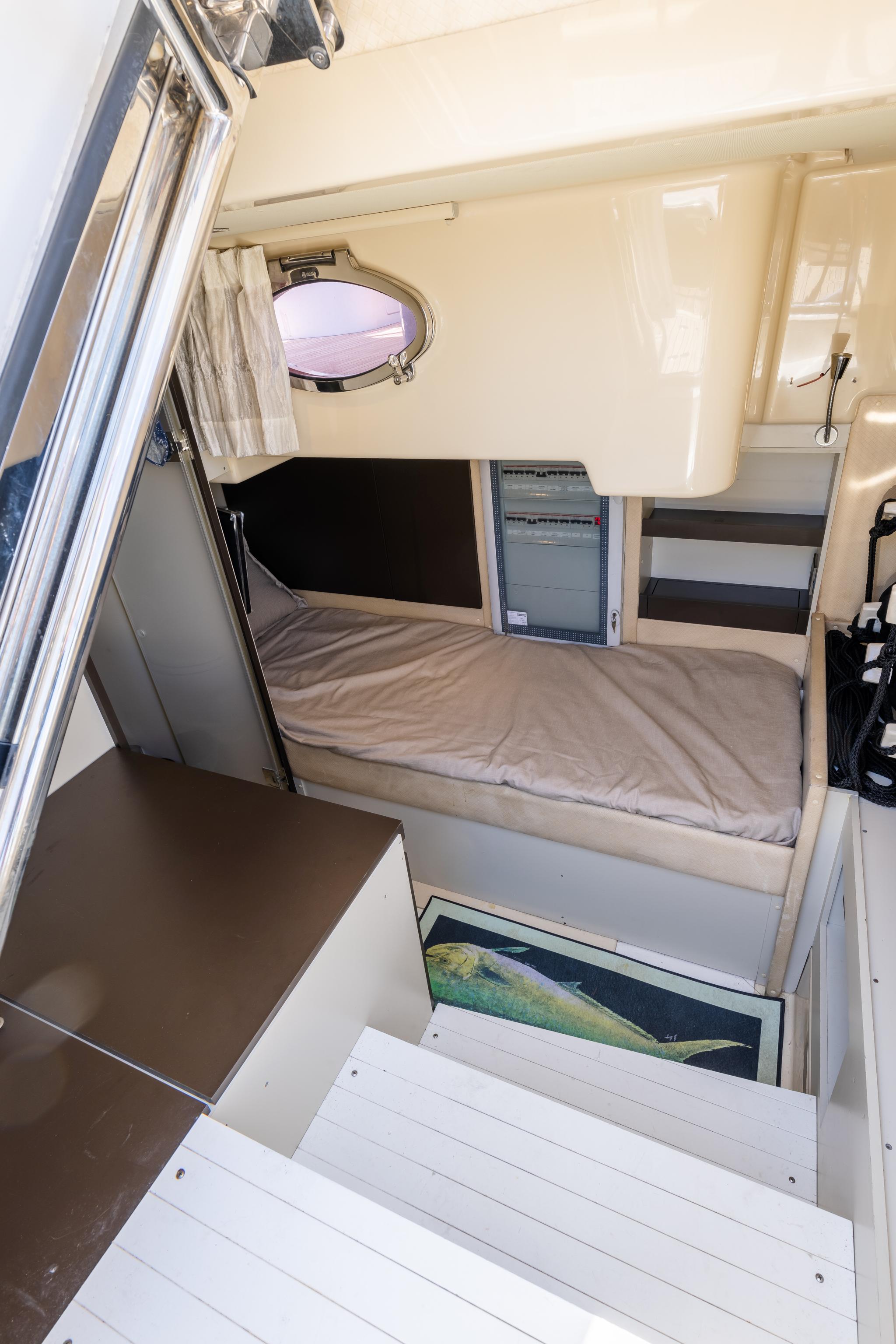 Azimut 64 Jeneli - Crew Quarters, Single Berth