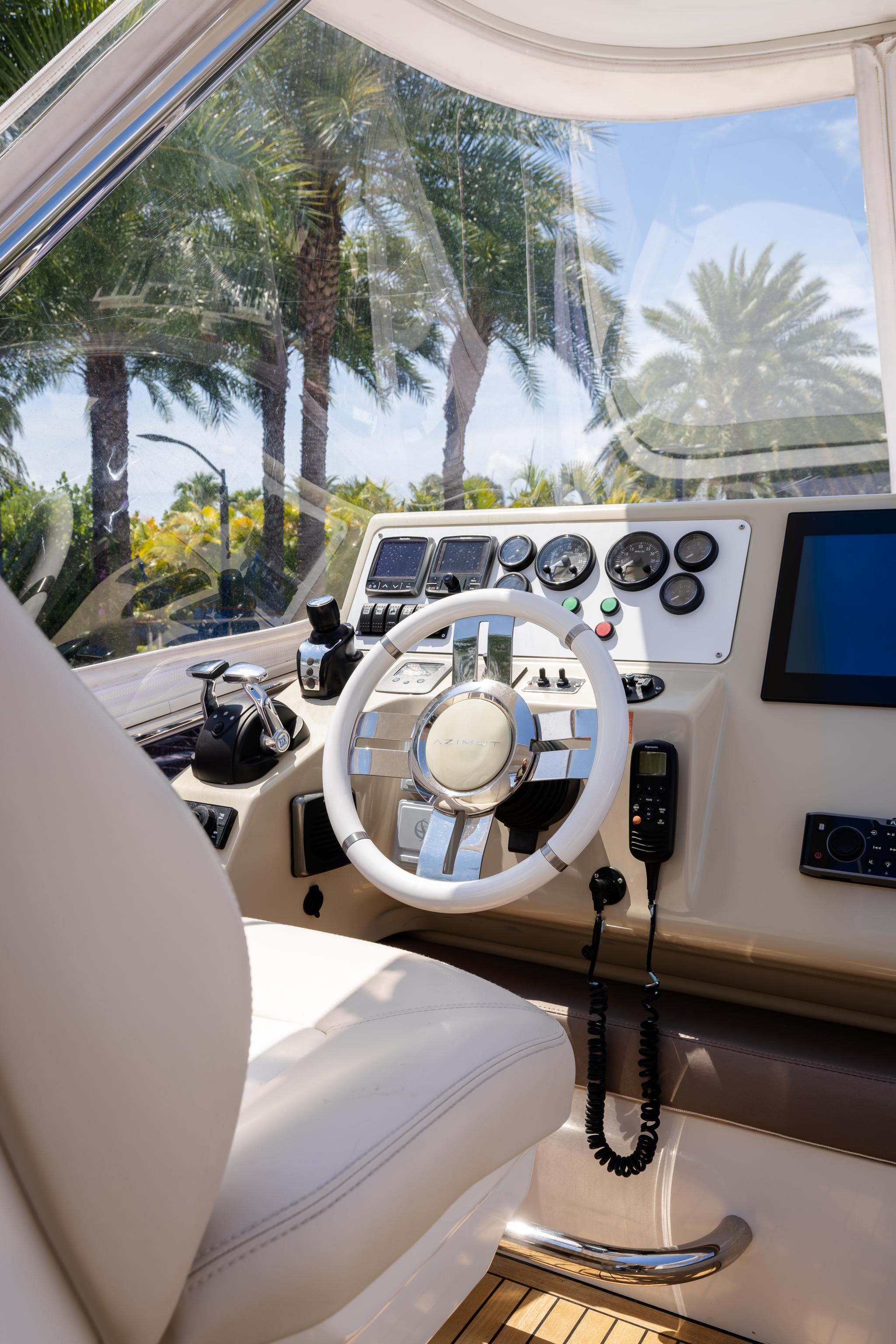 Azimut 64 Jeneli - Helm Area, Seating and Controls