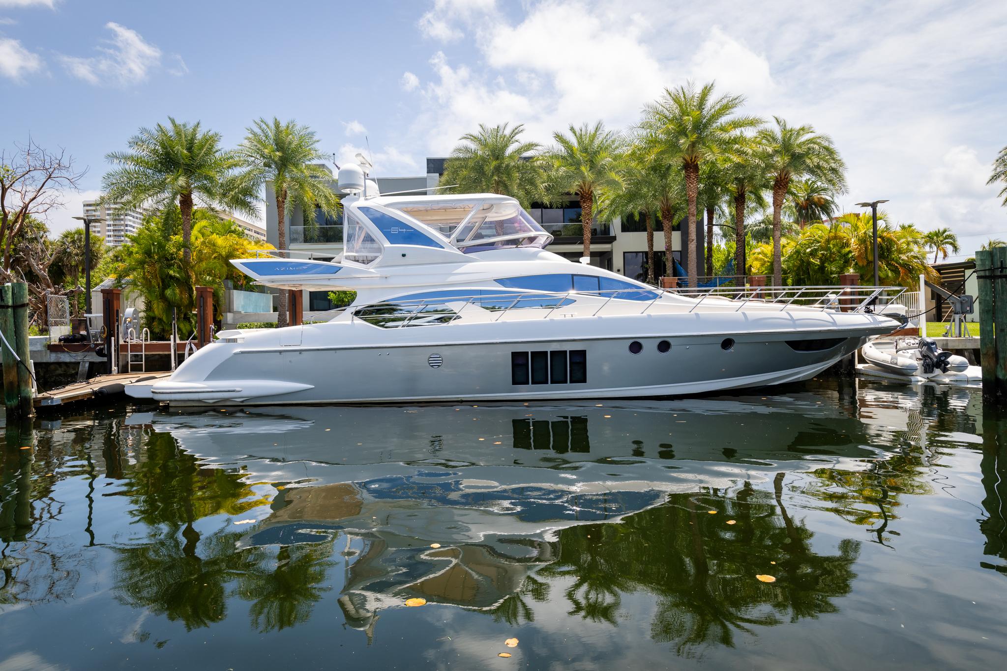 Azimut 64 Jeneli - Profile at Dock