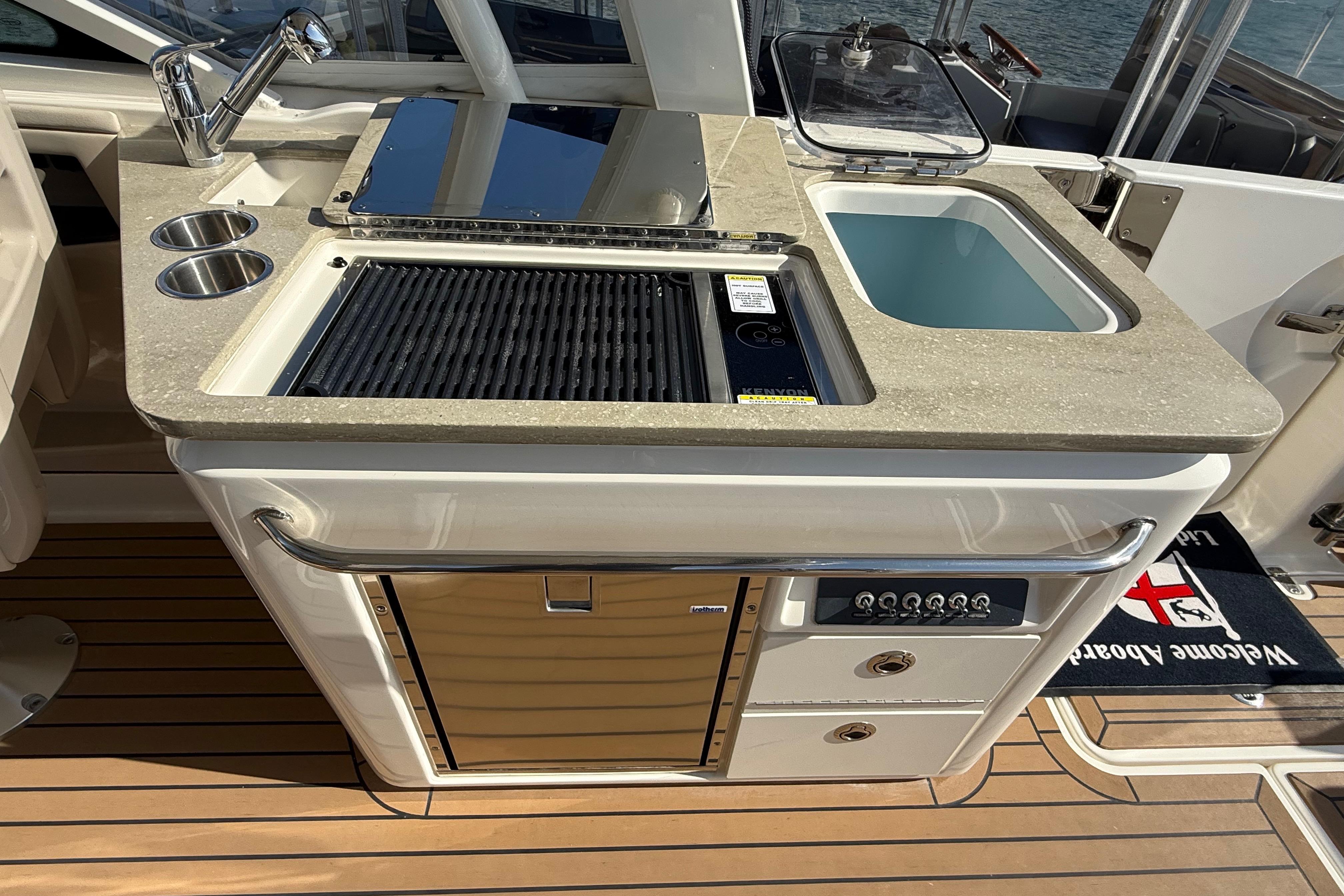 2020 Boston Whaler 320 Vantage #TBRL0282LLC inventory image at Sun Country Marine Group, Newport Beach