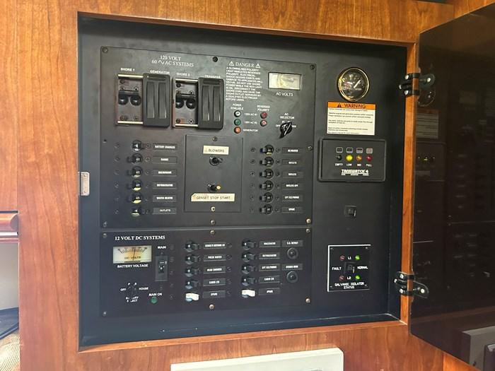 2005-cruisers-yachts-340-express-power-9796276-20250516073015447-1_XLARGE