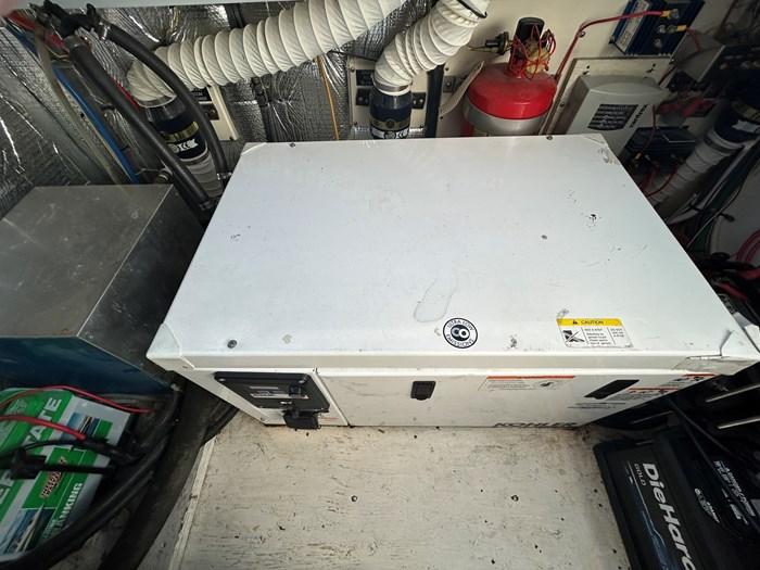 2005-cruisers-yachts-340-express-power-9796276-20250516073022427-1_XLARGE