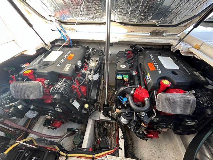 2005-cruisers-yachts-340-express-power-9796276-20250516073028487-1_XLARGE