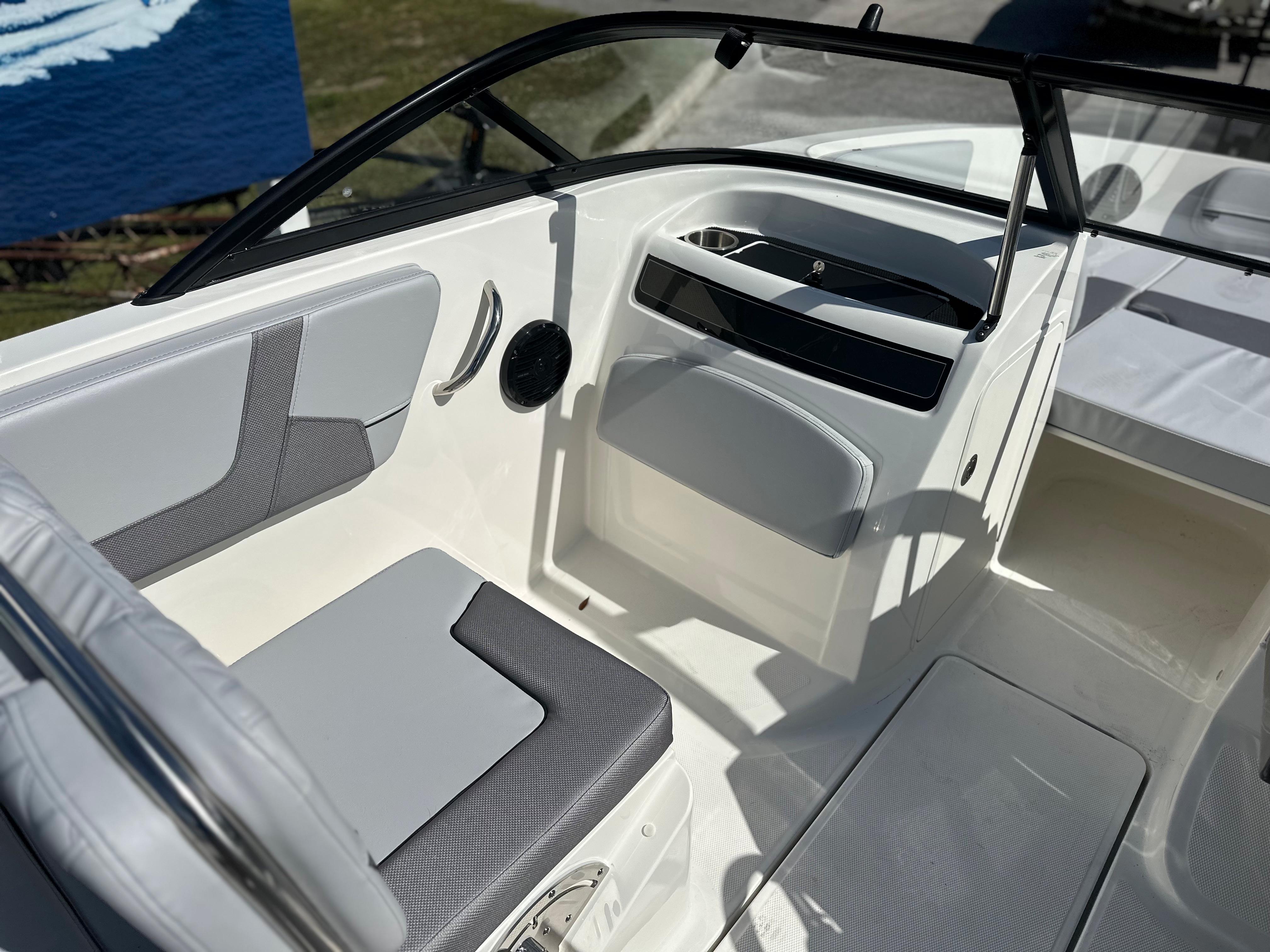 2024 Bayliner VR5 Bowrider OB-5