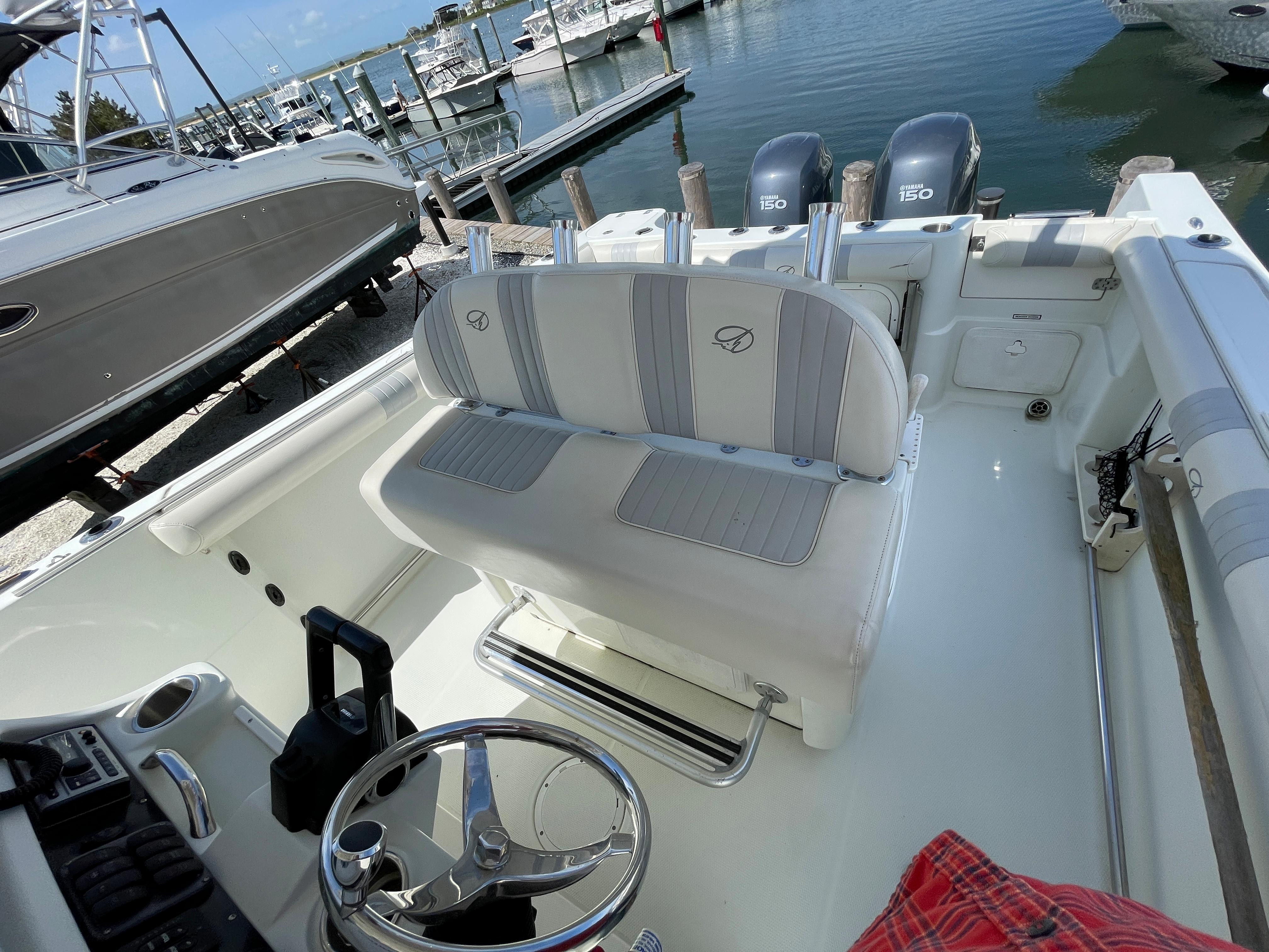 26 ft Sailfish 2660 Center Console Helm Seating