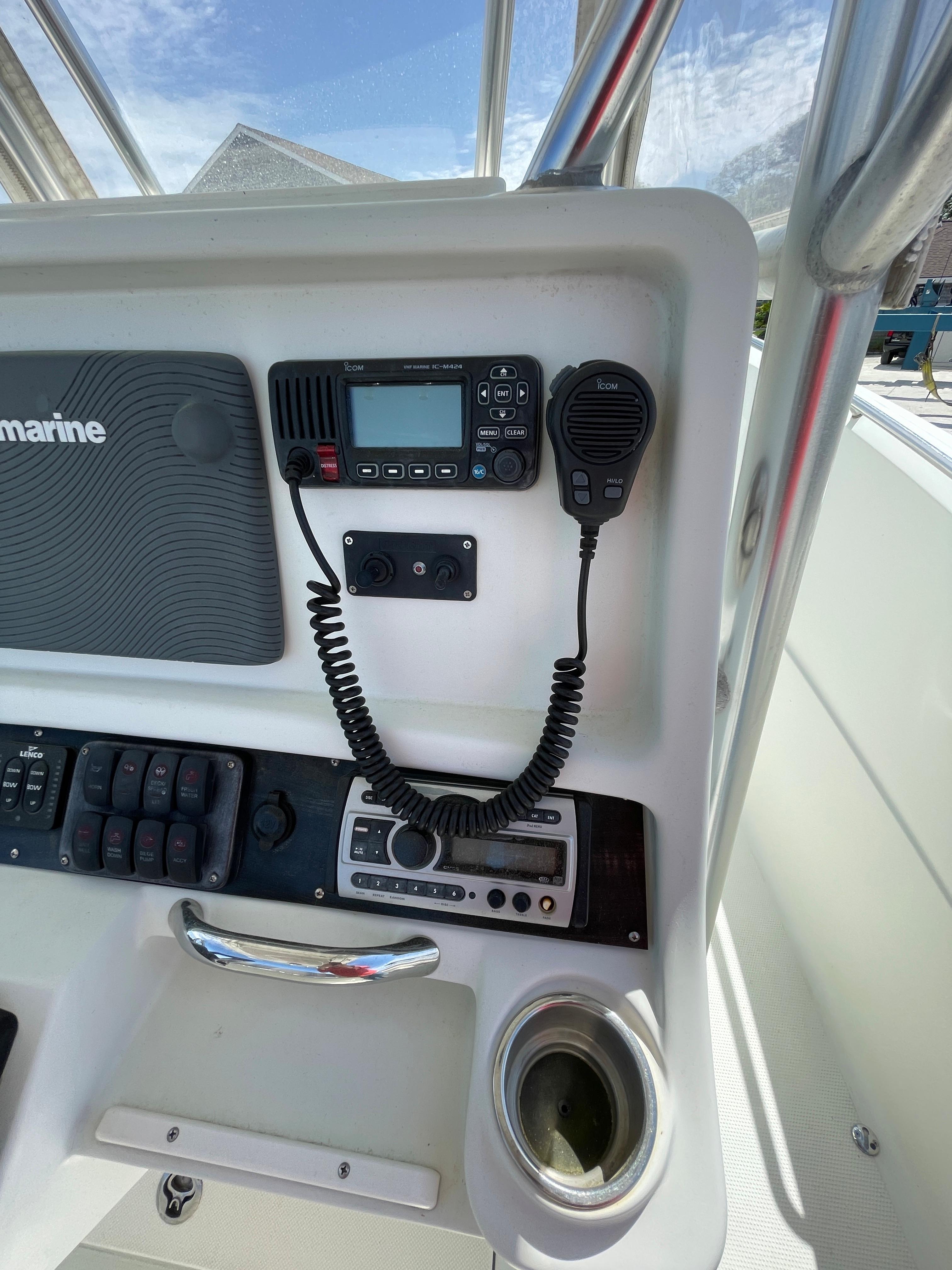 26 ft Sailfish 2660 Center Console Icom VHF with Stereo