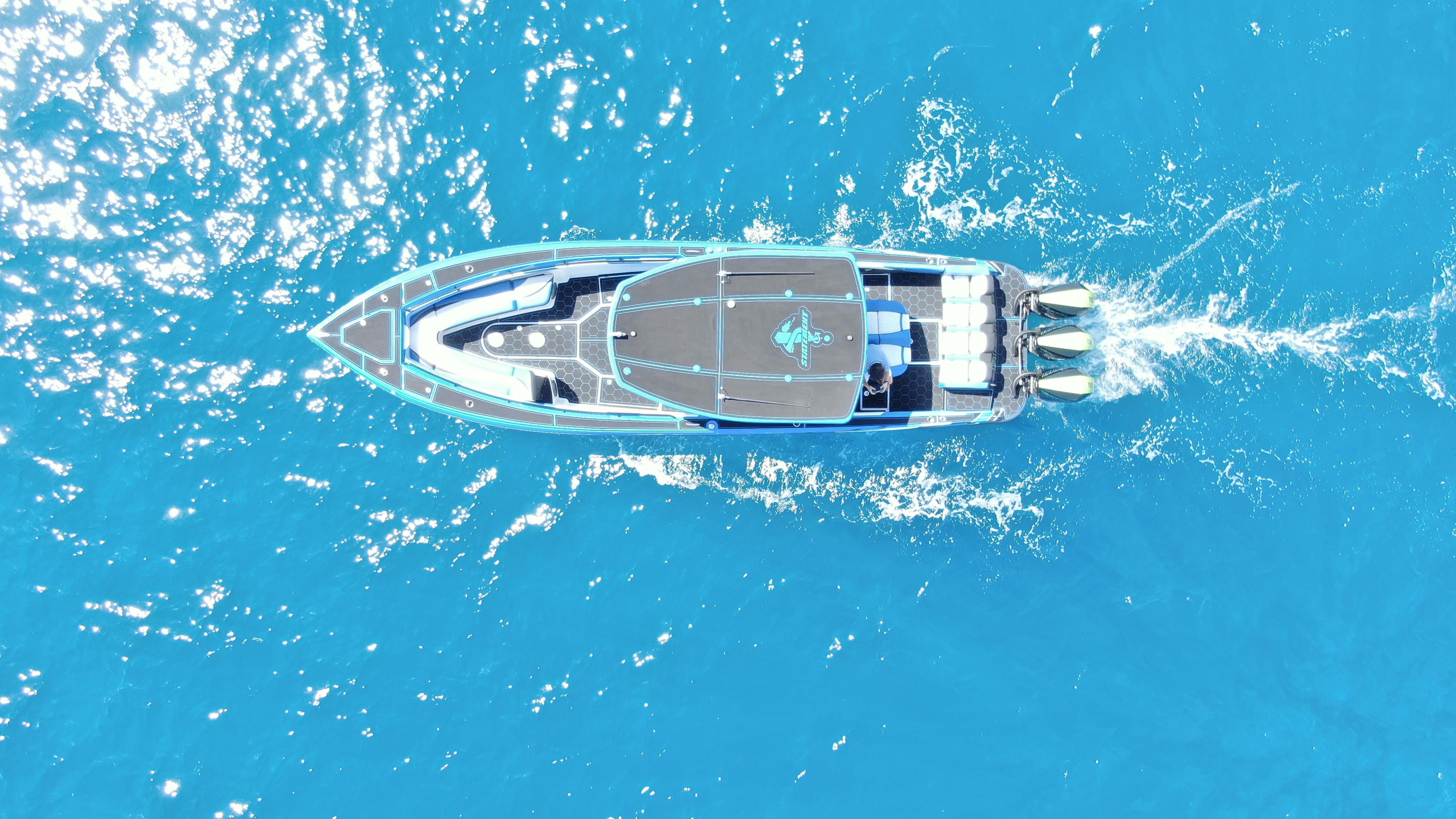 Statement-380 Open 2022-Riptide FL-US-Aerial view of 2023 Statement 380 Open boat cruising in clear blue water.-9716318 | Thumbnail