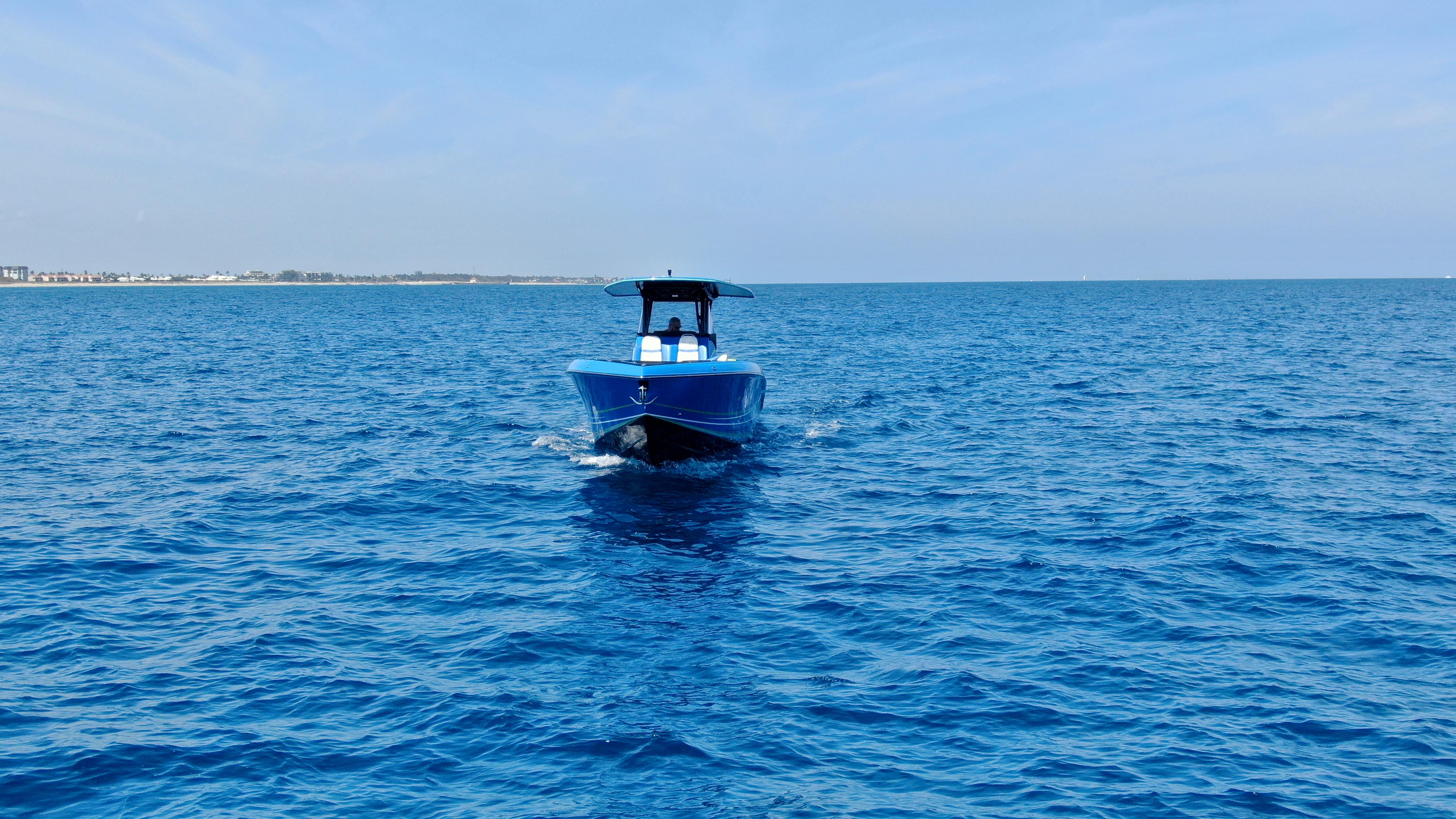Statement-380 Open 2022-Riptide FL-US-2023 Statement 380 Open boat cruising on open blue sea.-9716318 | Thumbnail