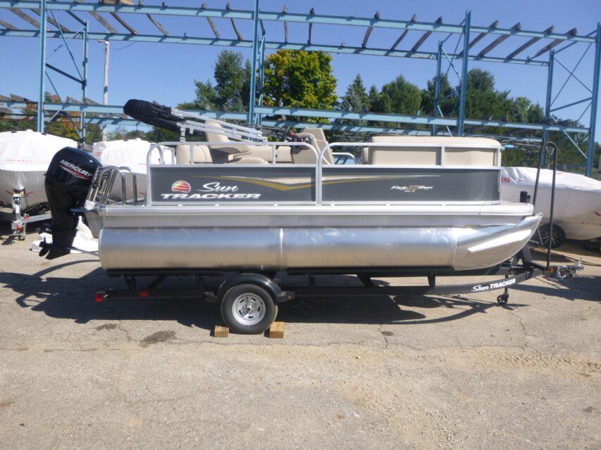 2025 Sun Tracker Party Barge 16 DLX Gallery