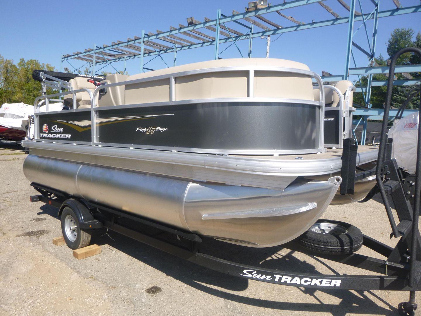 2025 Sun Tracker Party Barge 16 DLX Gallery