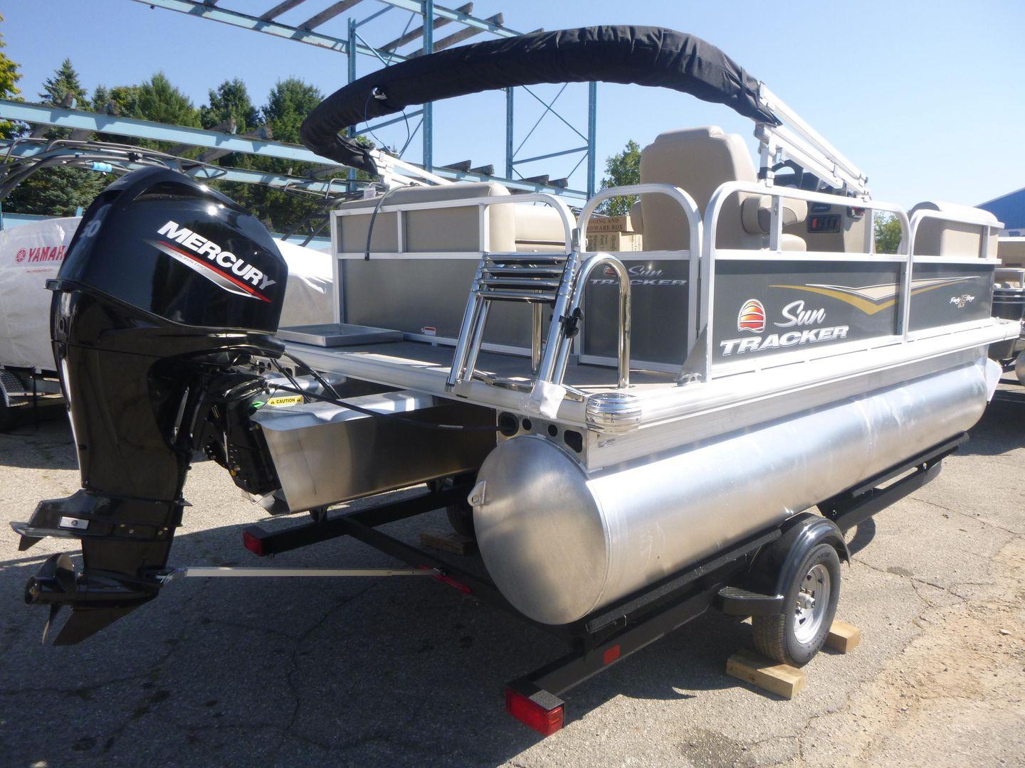 2025 Sun Tracker Party Barge 16 DLX Gallery