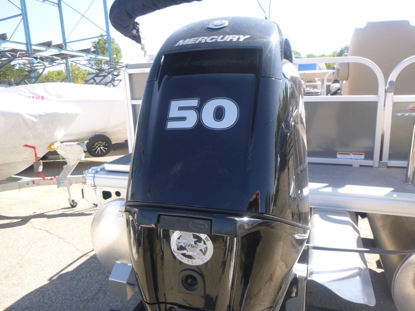 2025 Sun Tracker Party Barge 16 DLX Gallery