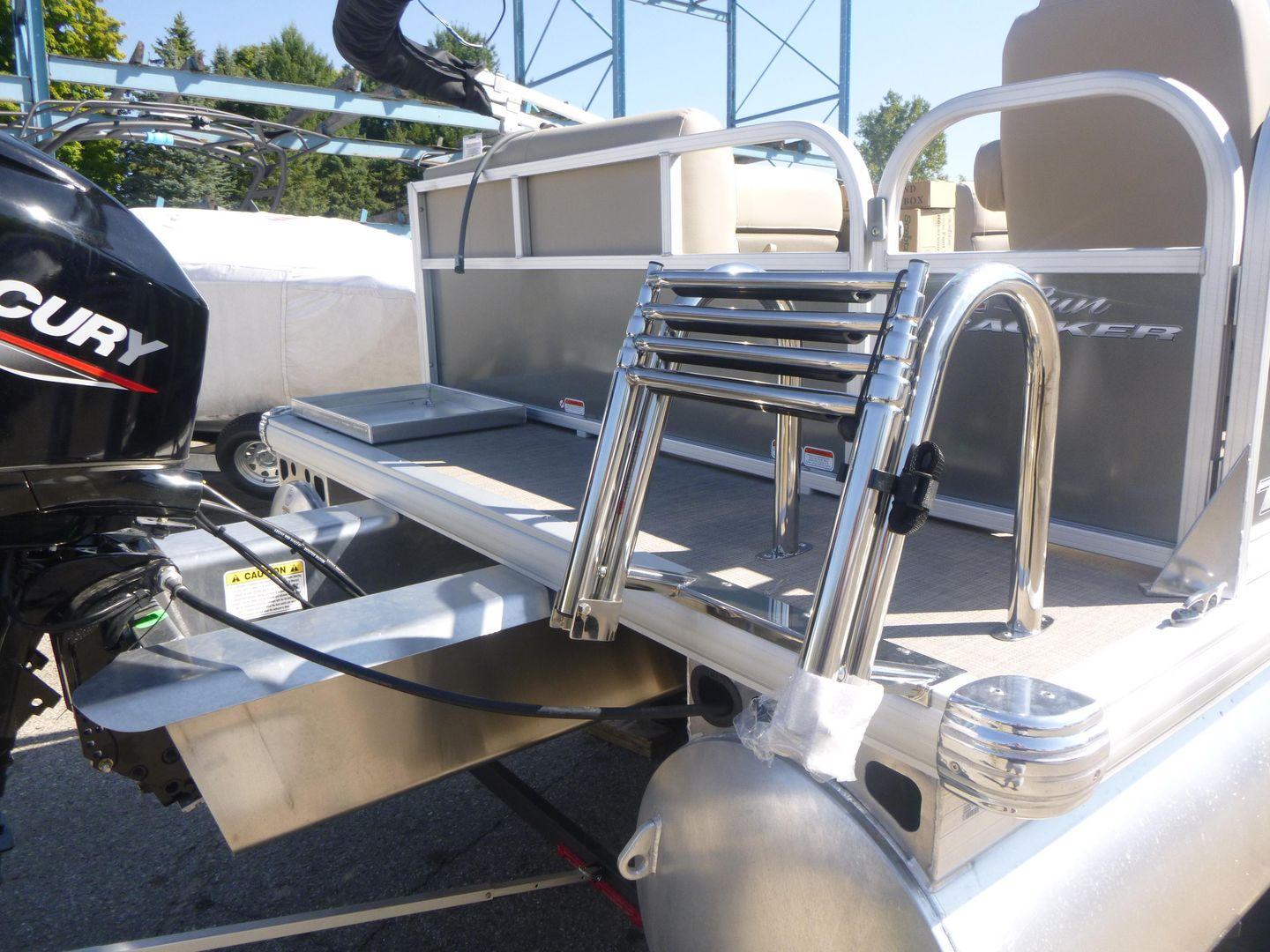 2025 Sun Tracker Party Barge 16 DLX Gallery