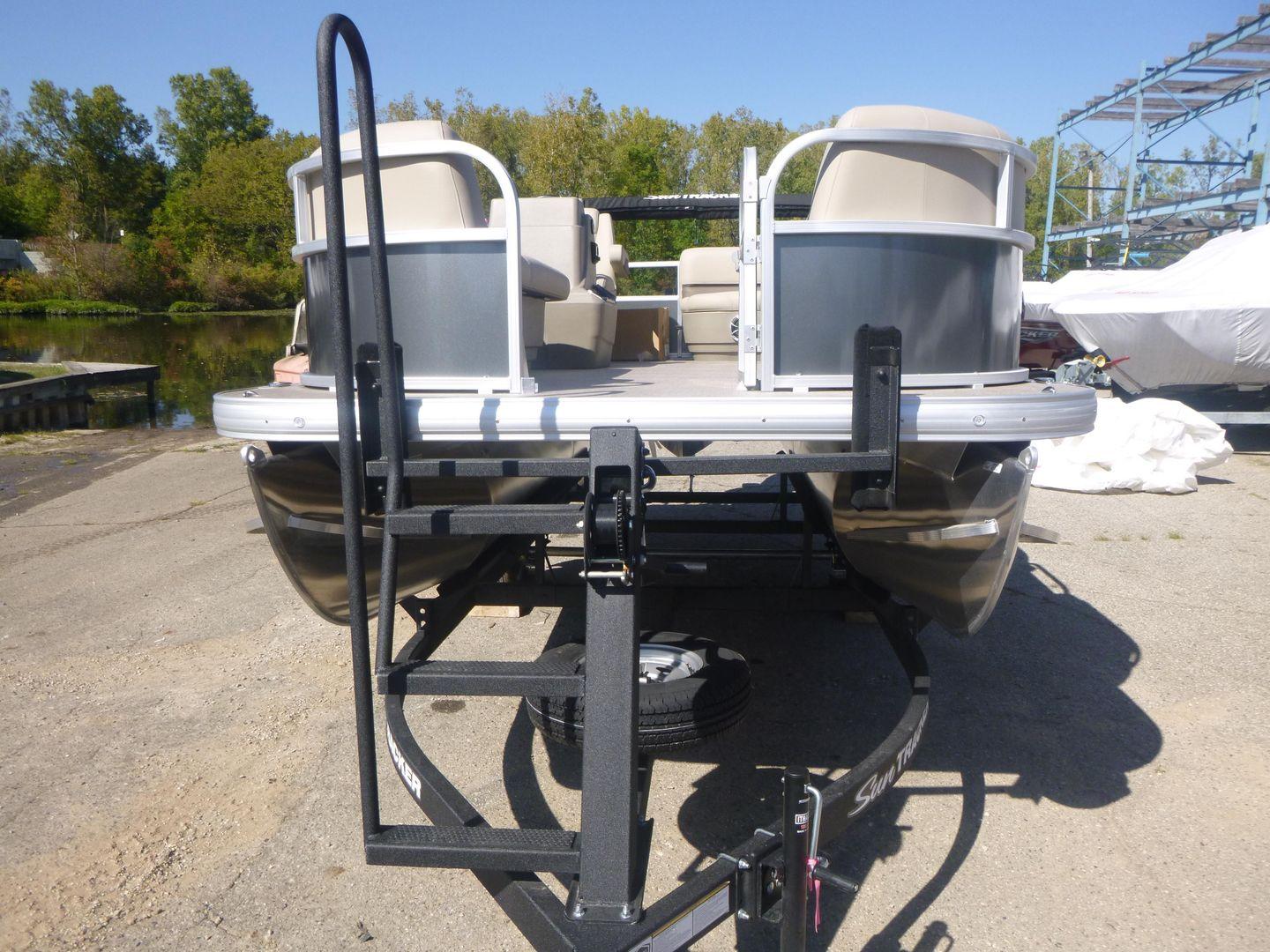 2025 Sun Tracker Party Barge 16 DLX Gallery
