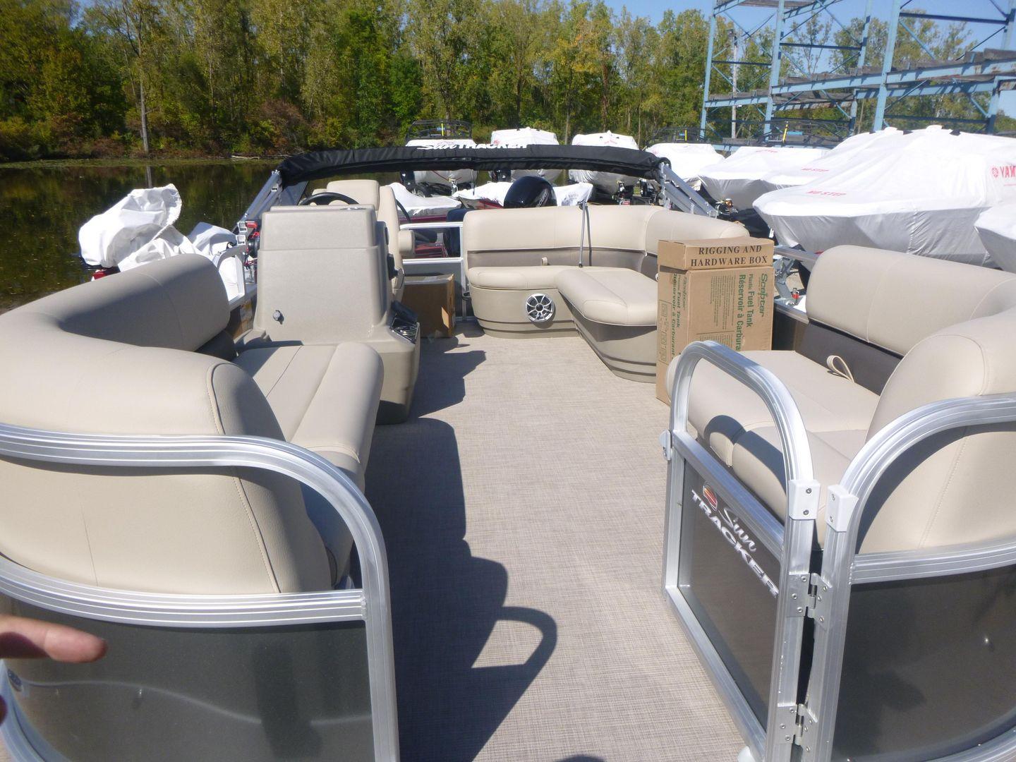 2025 Sun Tracker Party Barge 16 DLX Gallery