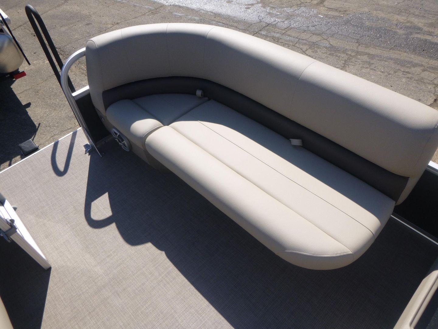 2025 Sun Tracker Party Barge 16 DLX Gallery