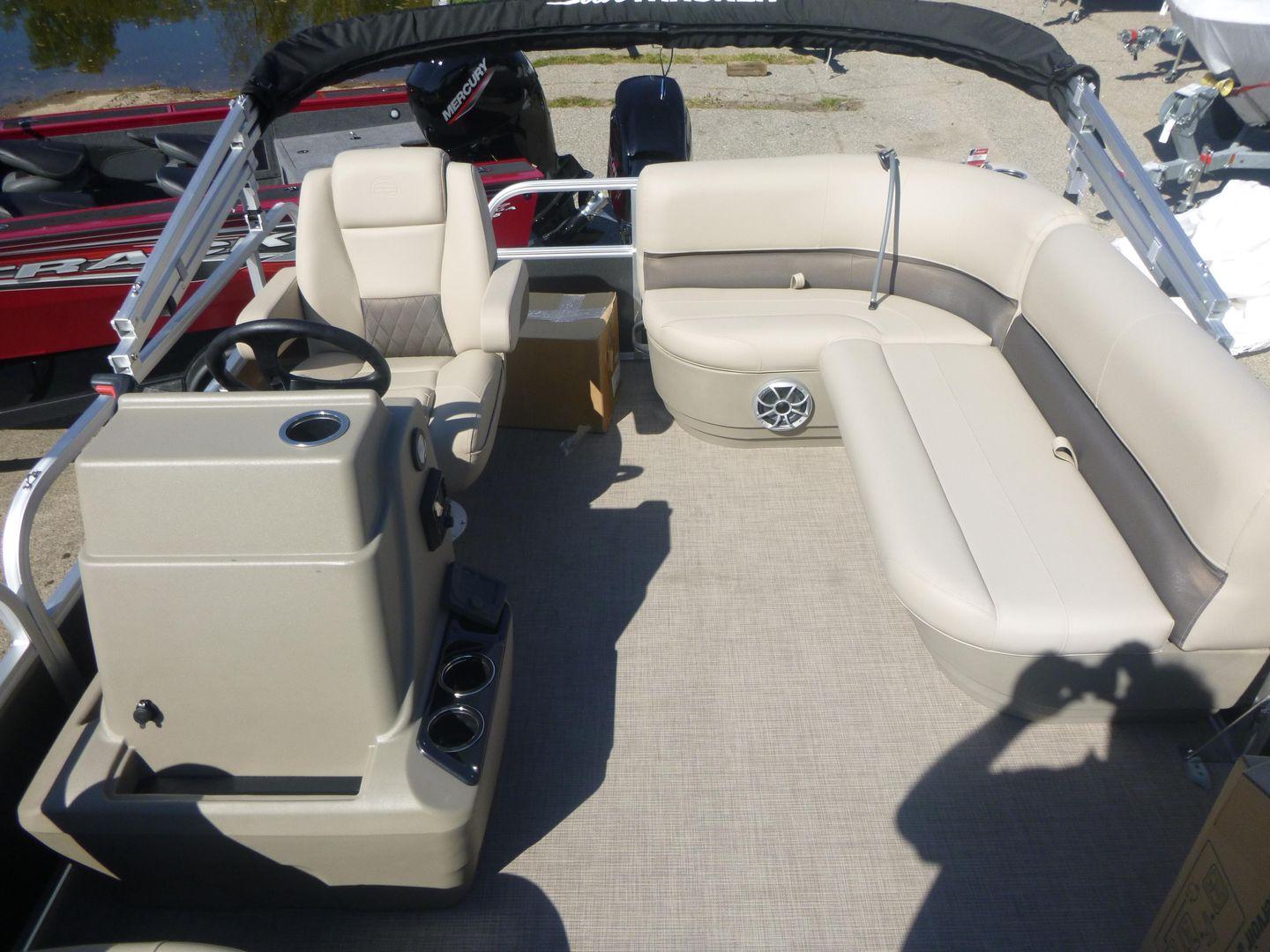 2025 Sun Tracker Party Barge 16 DLX Gallery