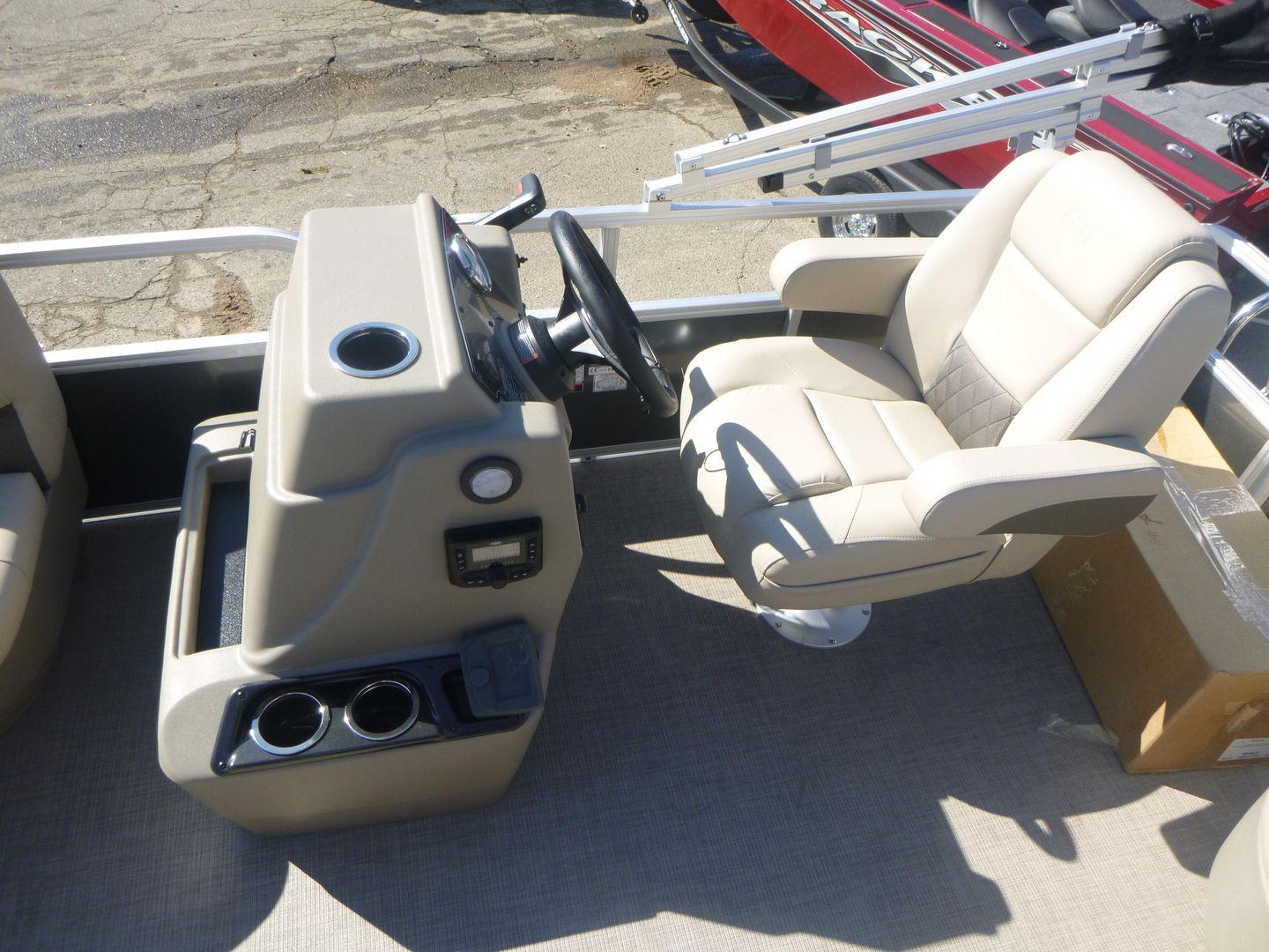 2025 Sun Tracker Party Barge 16 DLX Gallery