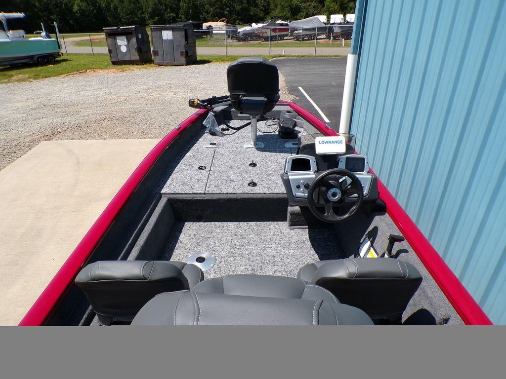 2025 Tracker Pro Team 175 TF® boat interior with steering console and seating.
