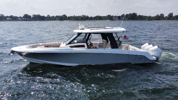 2022 Boston Whaler 350 Realm