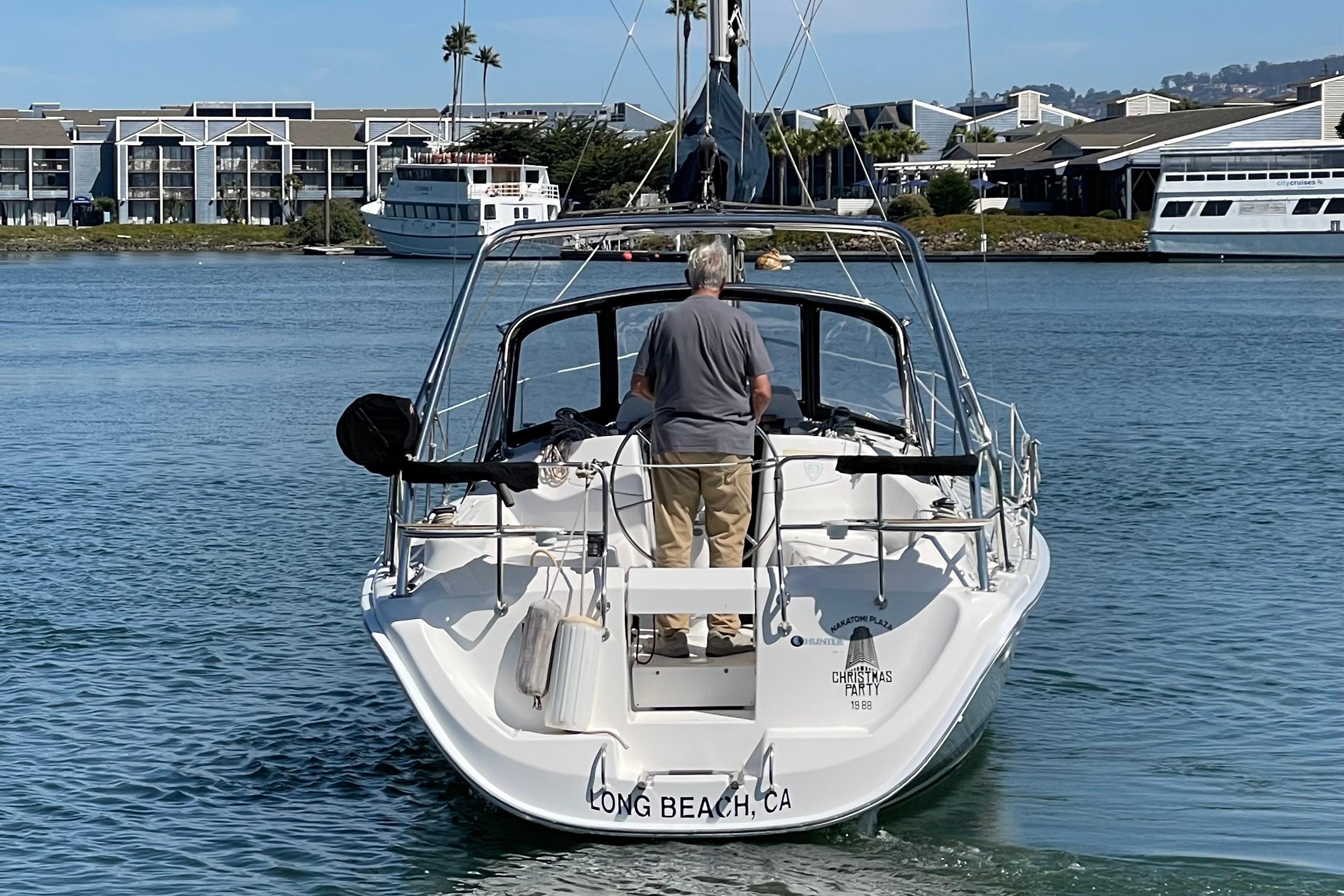Sailboat Hunter 33-2, 2004 model, navigating Long Beach waters.