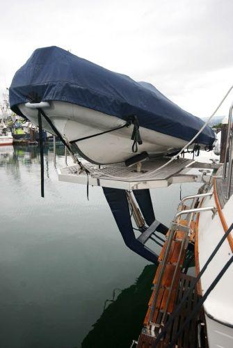 Hydraulic lift for dinghy