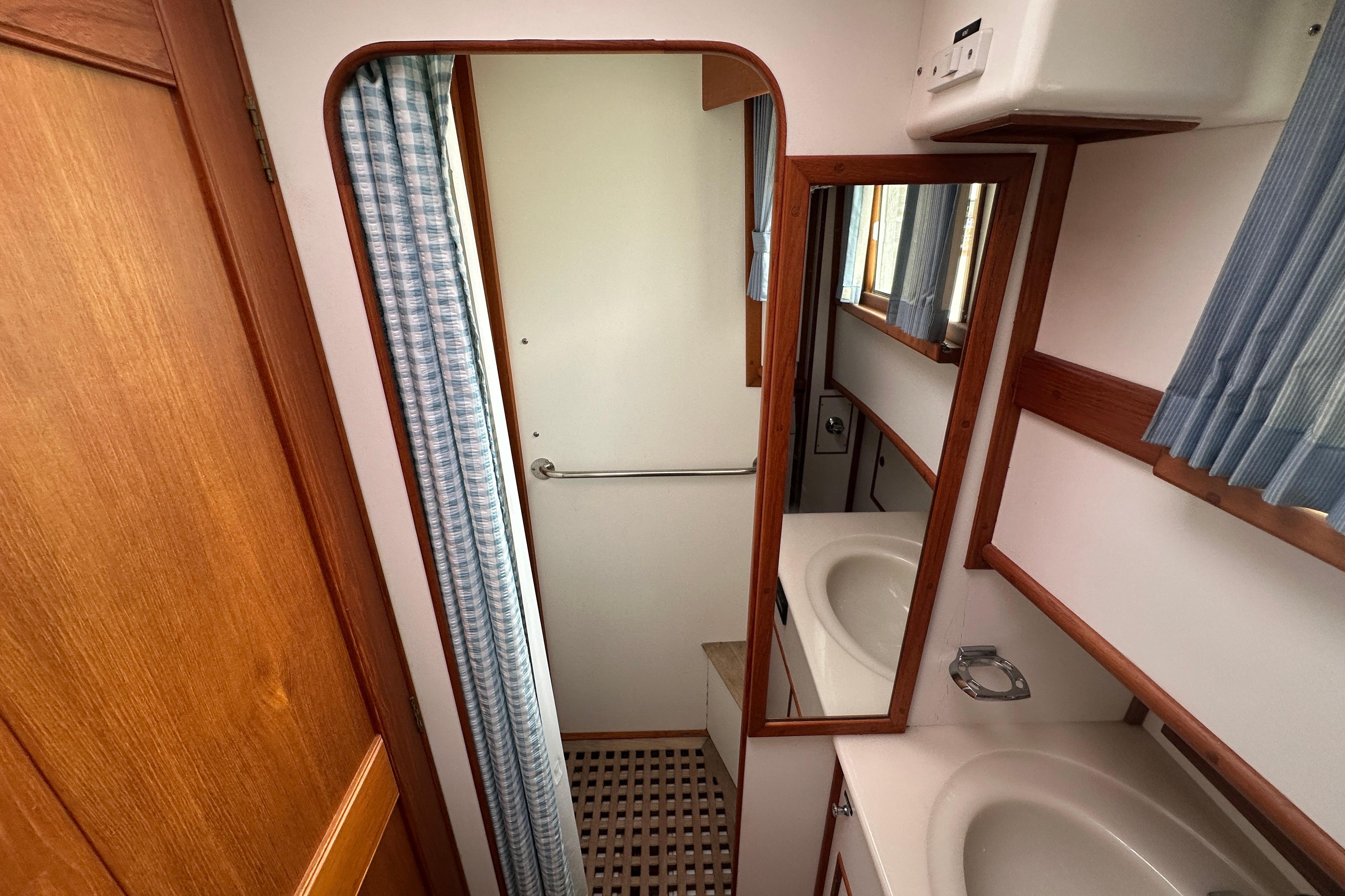 Grand Banks-49 Classic 1998-SORA ME-US-Bathroom interior of 1998 Grand Banks 49 Classic yacht with sink and mirror.-9826457 | Thumbnail