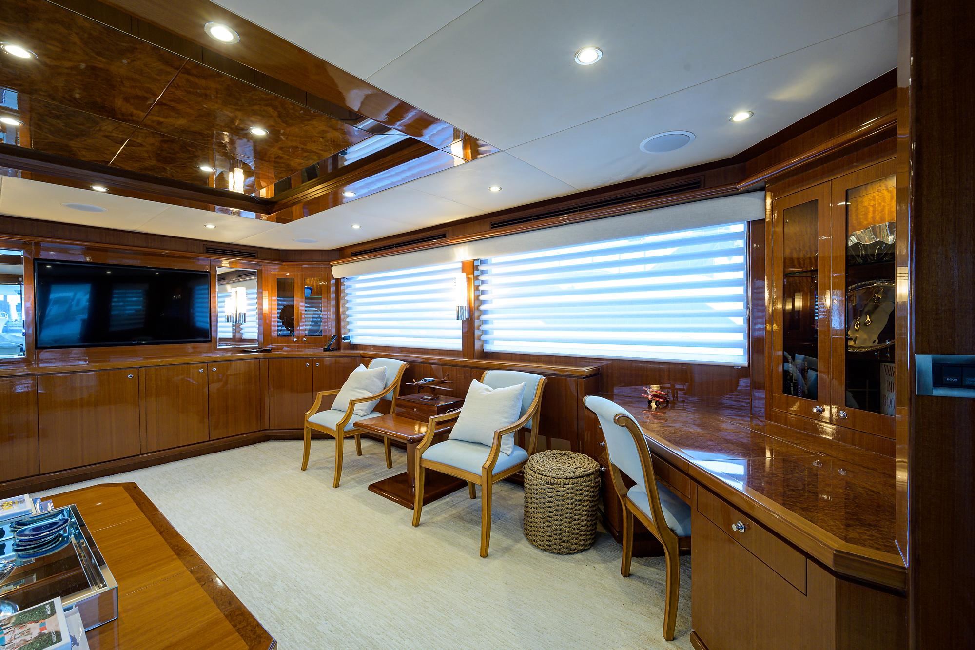 Ocean Alexander 80 BARNSTAR - Starboard Salon