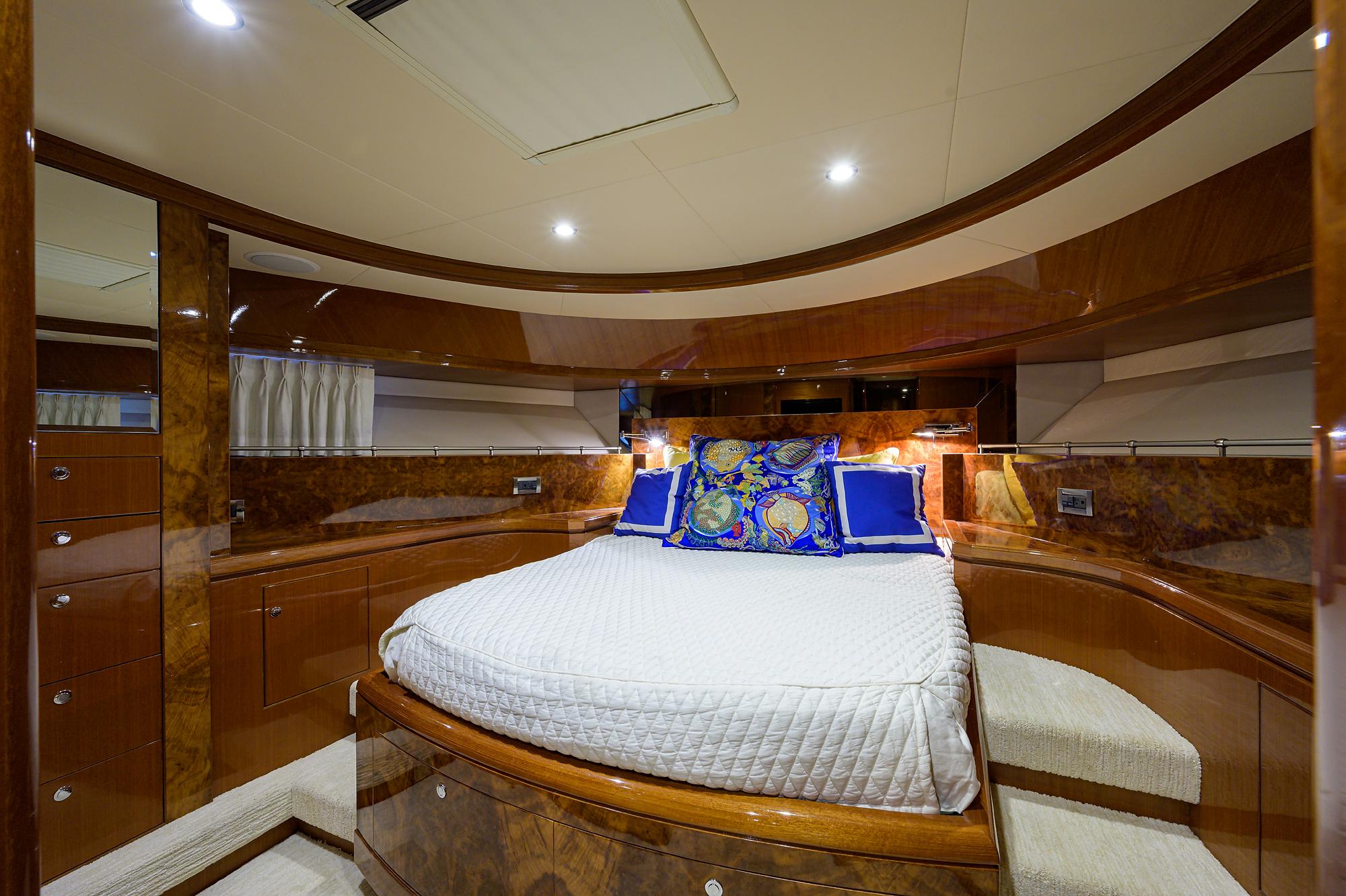 Ocean Alexander 80 BARNSTAR - Forward Stateroom Berth