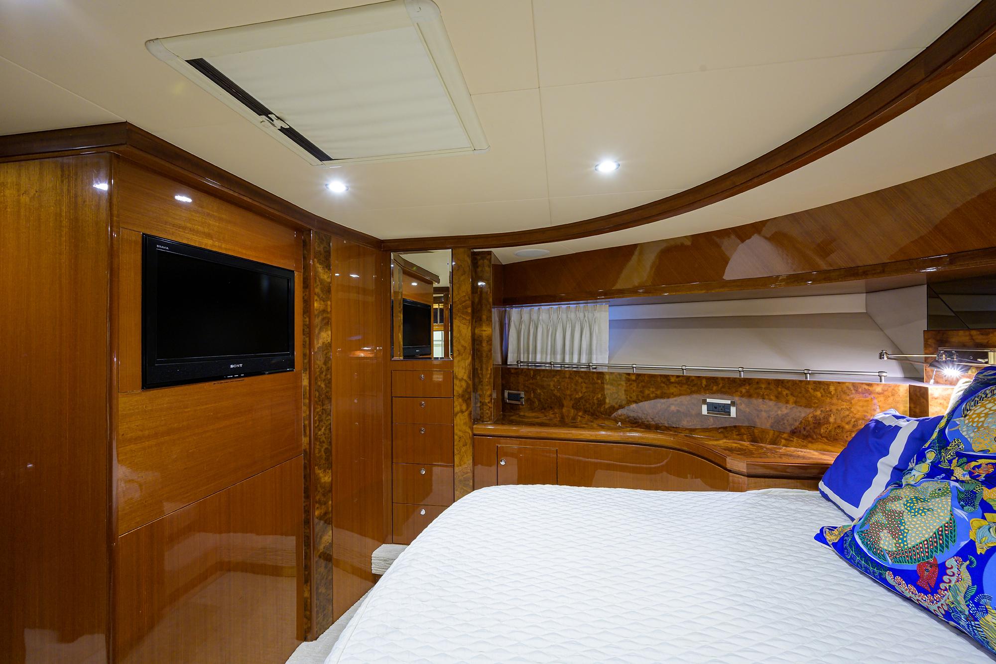 Ocean Alexander 80 BARNSTAR - Forward Stateroom Berth & TV