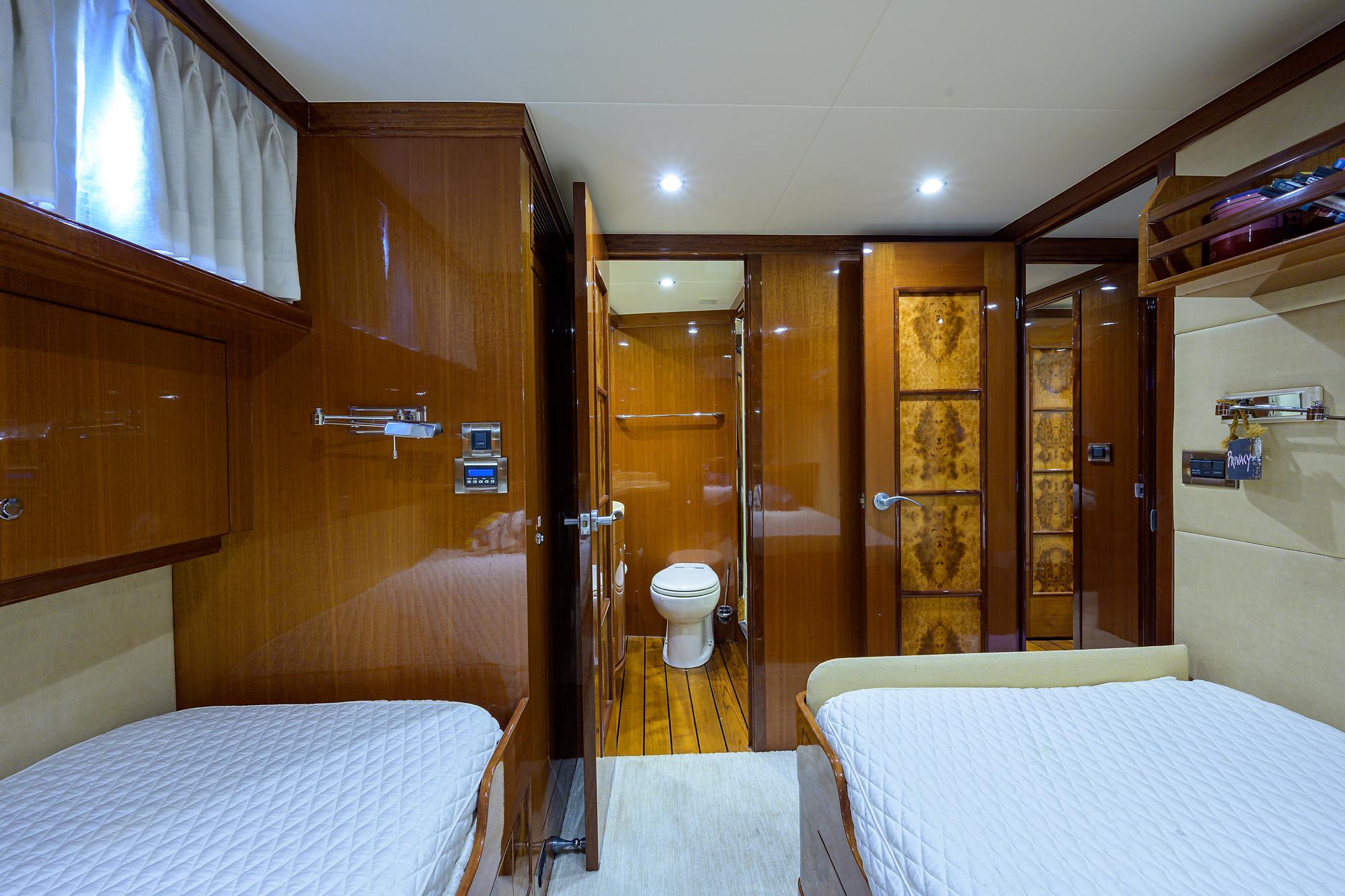 Ocean Alexander 80 BARNSTAR - Guest Stateroom Access & Head