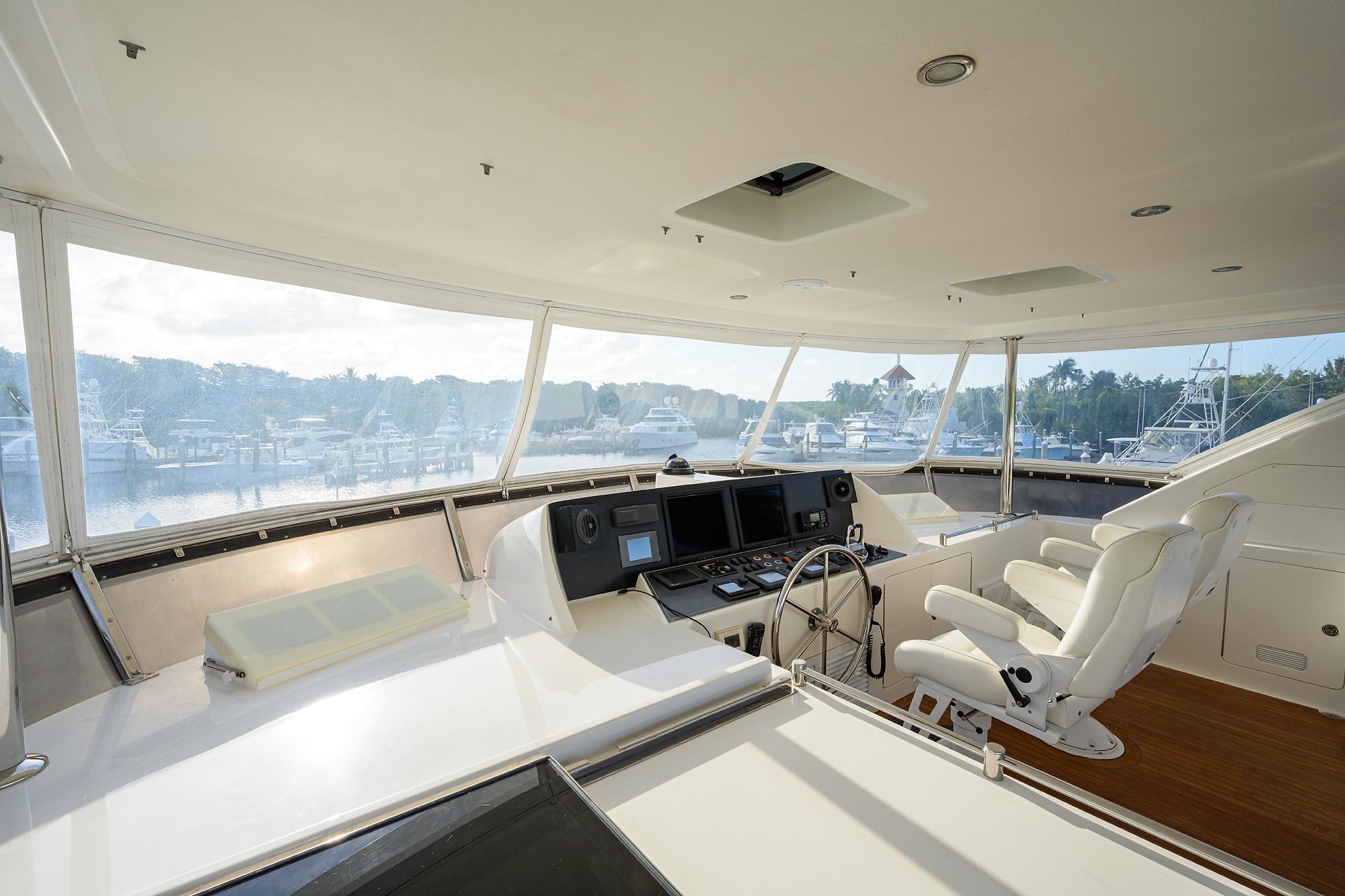 Ocean Alexander 80 BARNSTAR - Flybridge Helm Seating & Electronics