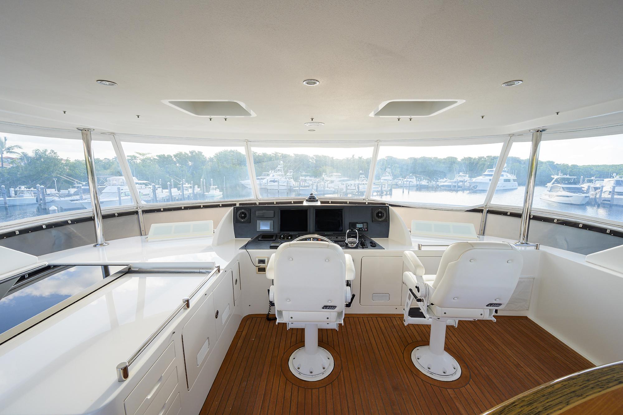 Ocean Alexander 80 BARNSTAR - Flybridge Helm Seating & Electronics