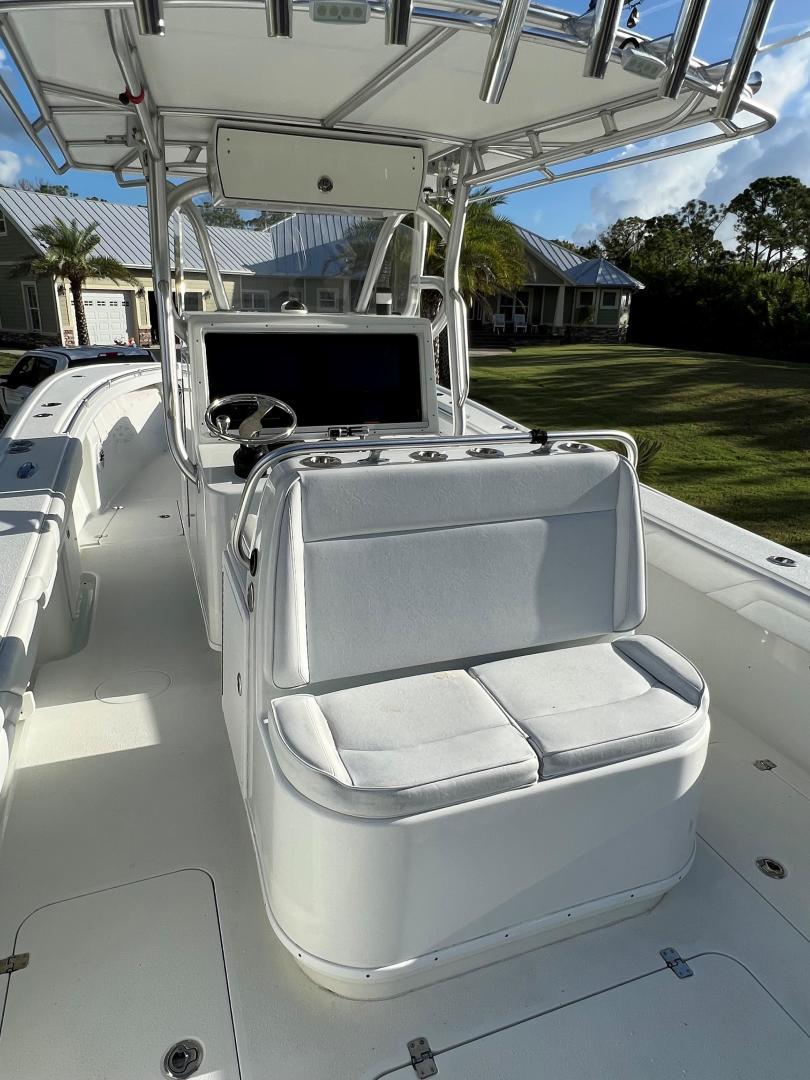 Yellowfin-32 Offshore 2016-32 Yellowfin FL-US-2016 Yellowfin 32 Offshore boat with white seating and console, set against a sunny backdrop.-9806474 | Thumbnail