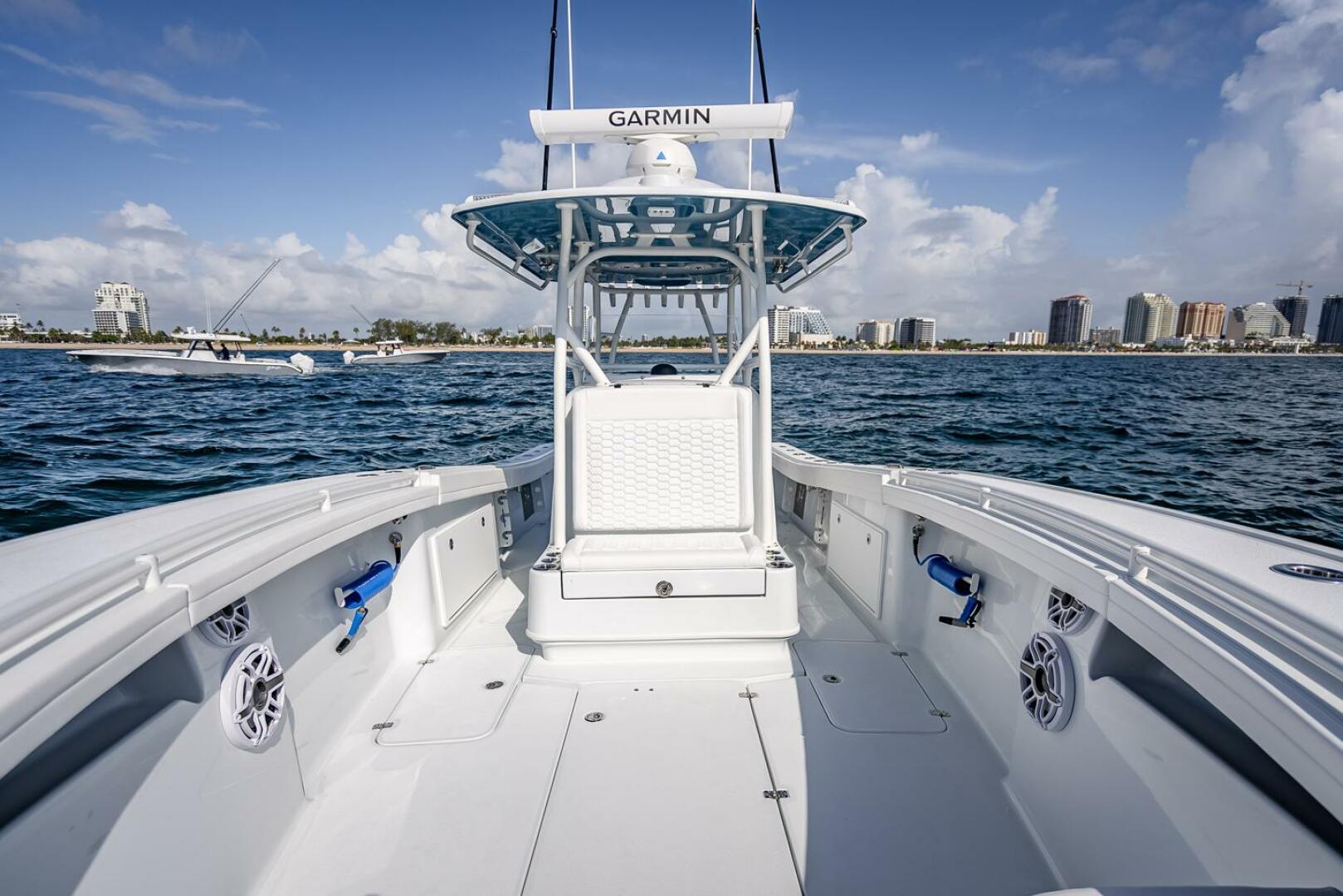 Yellowfin-34 Offshore 2025-34 Offshore FL-US-2025 Yellowfin 34 Offshore boat on water, featuring Garmin equipment, city skyline in background.-9806499 | Thumbnail