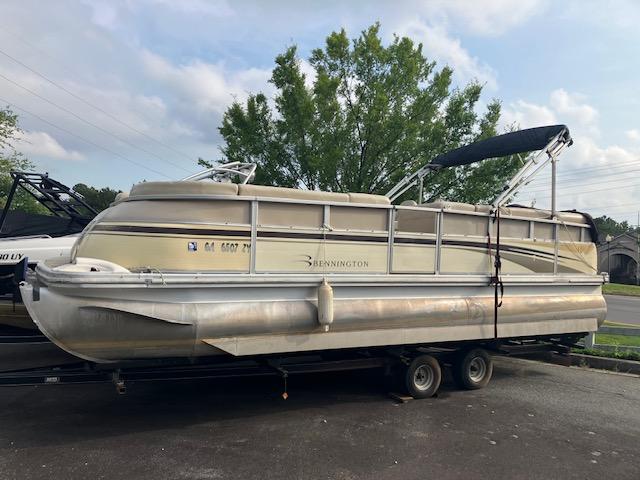 2007 Bennington 2275QXi pontoon boat on trailer, parked outdoors.