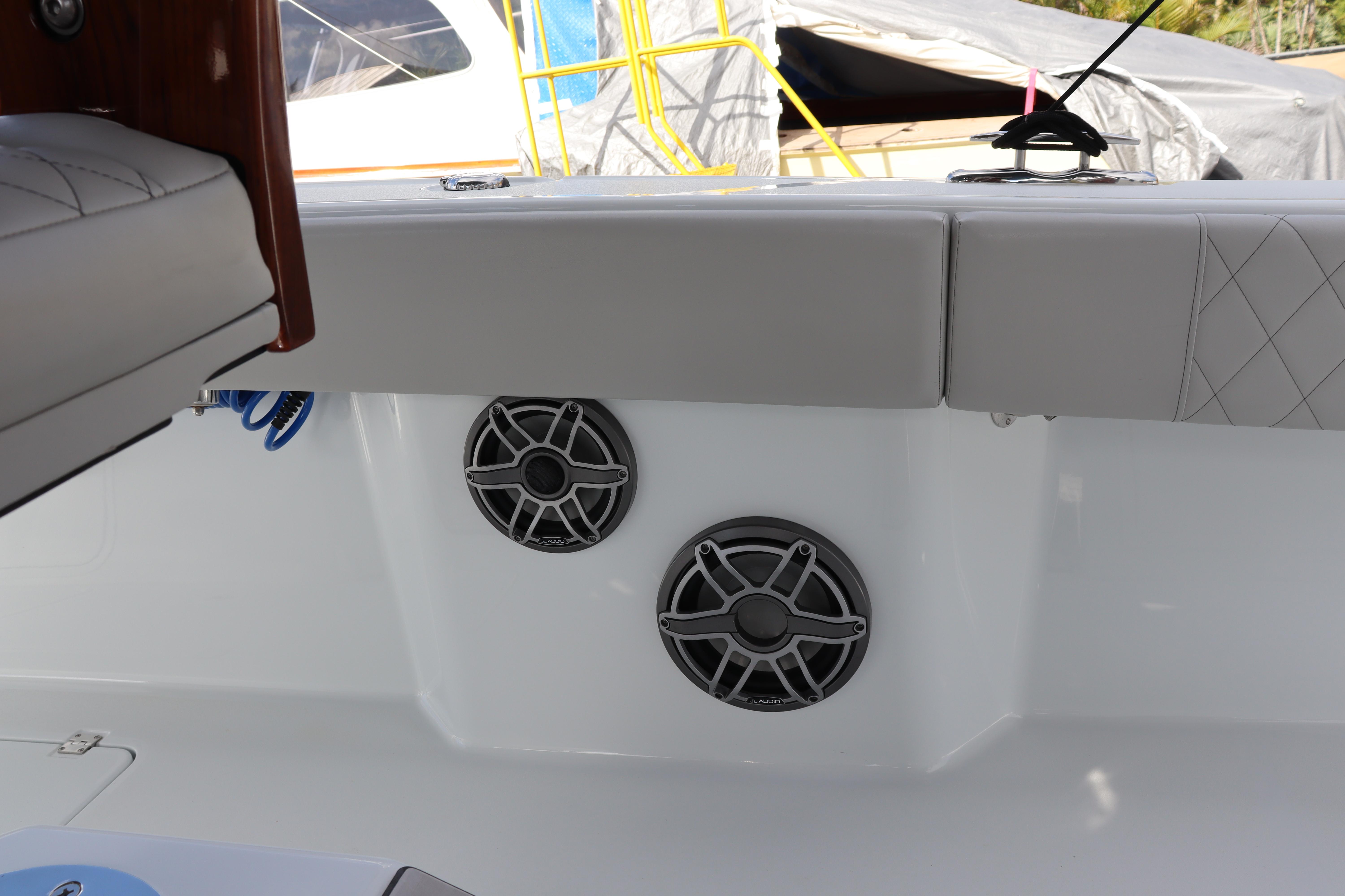 2023-freeman-42-center-console-power-9686505-20250218104207124-1_XLARGE