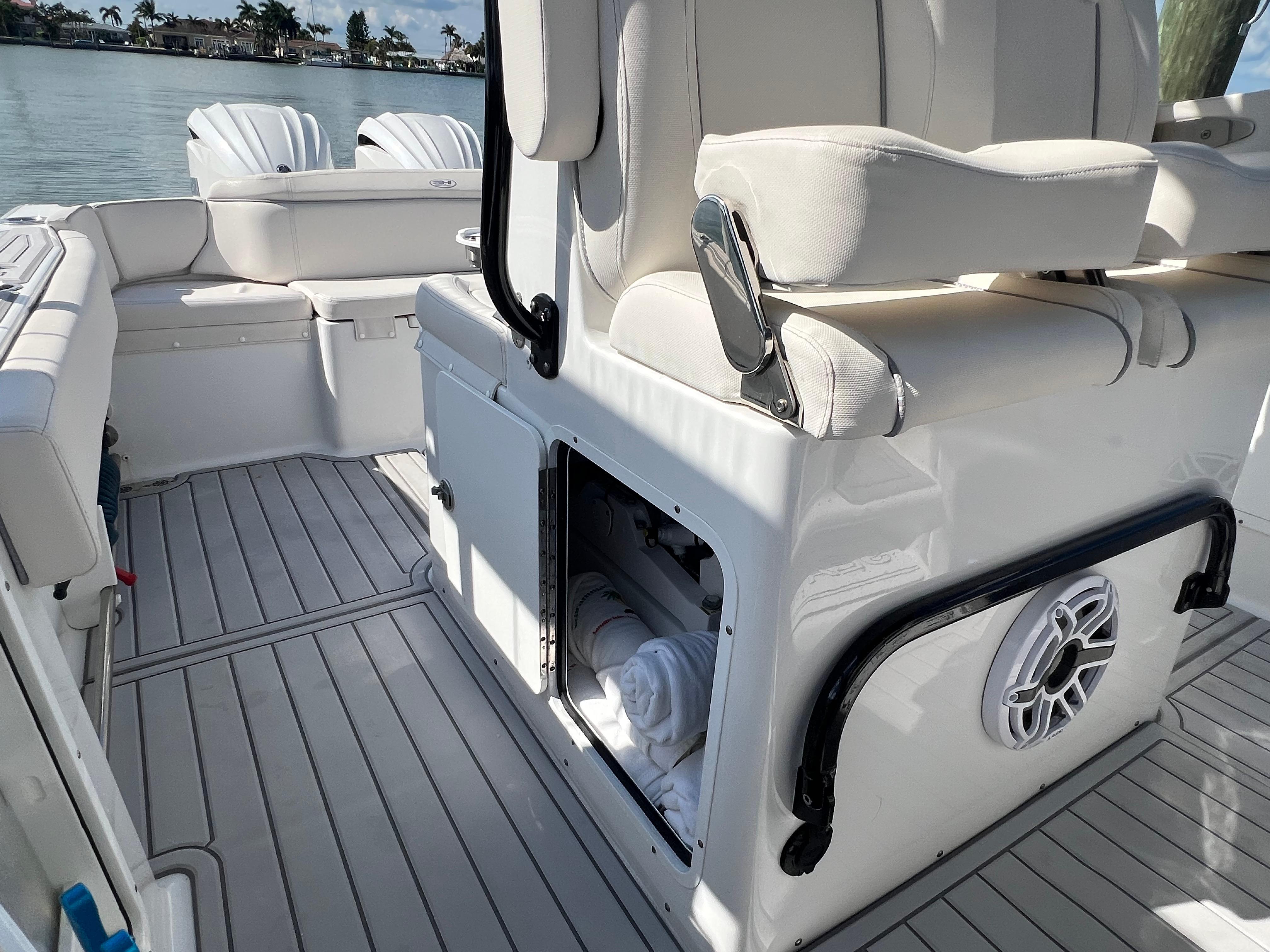 2023 Sea Hunt Ultra 305 SE