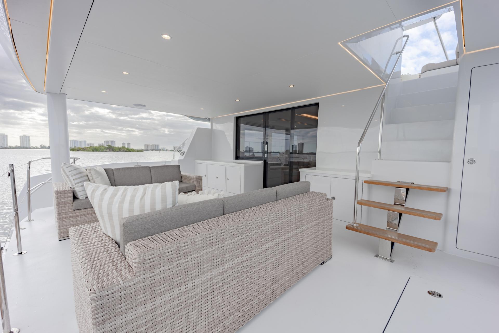 Two Oceans 555 aft deck seating