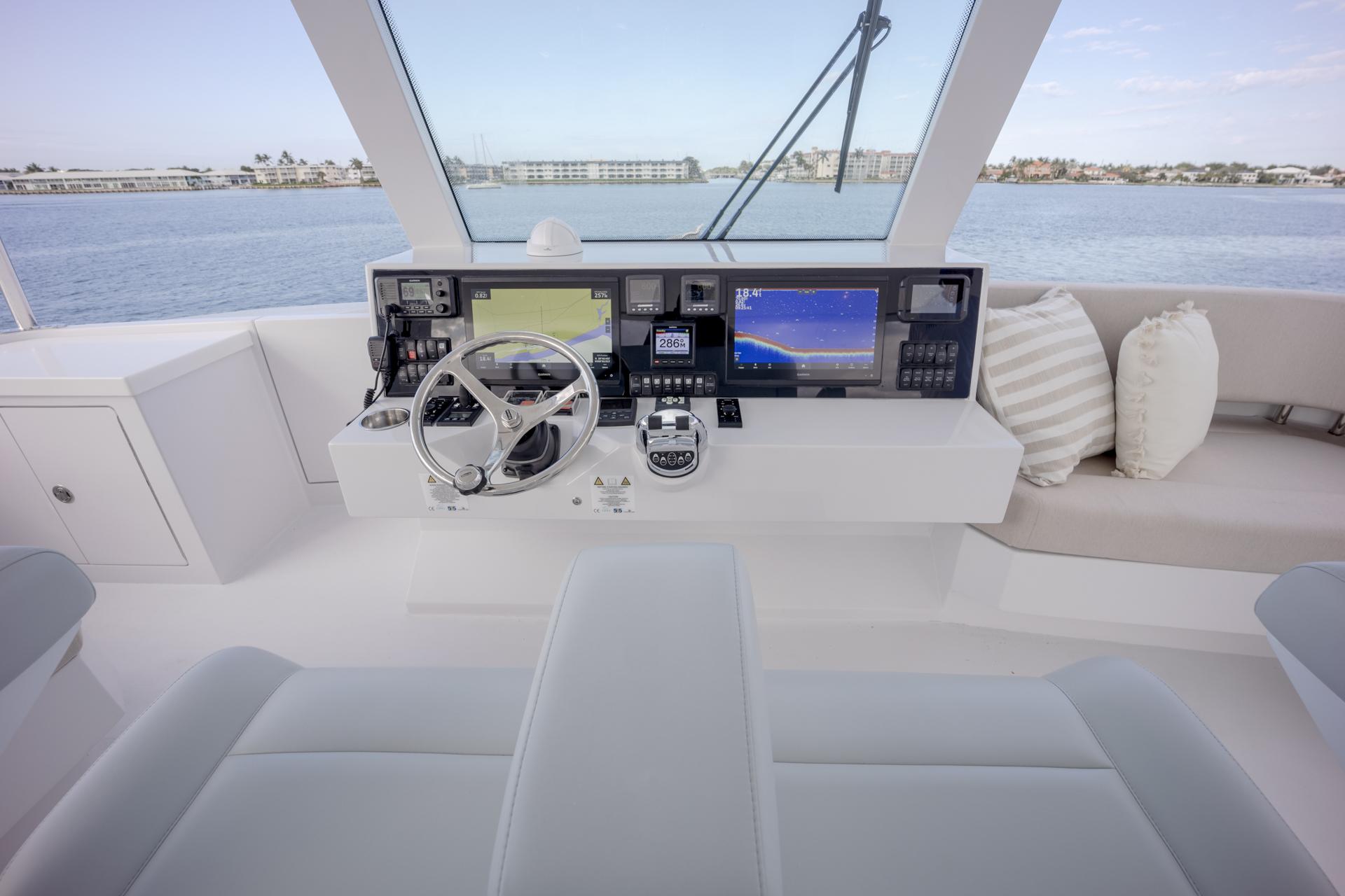 Two Oceans 555 helm console
