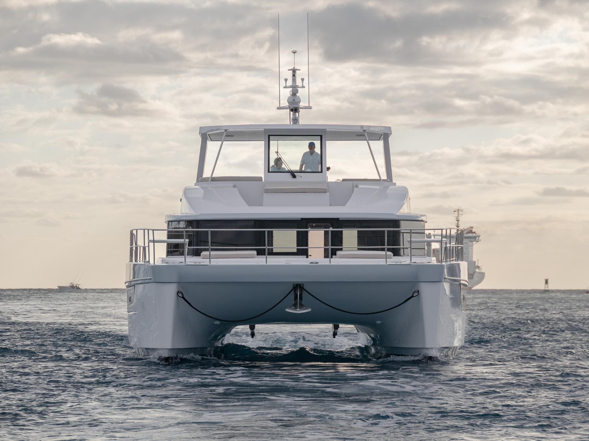 Two Oceans 555 Exterior bow