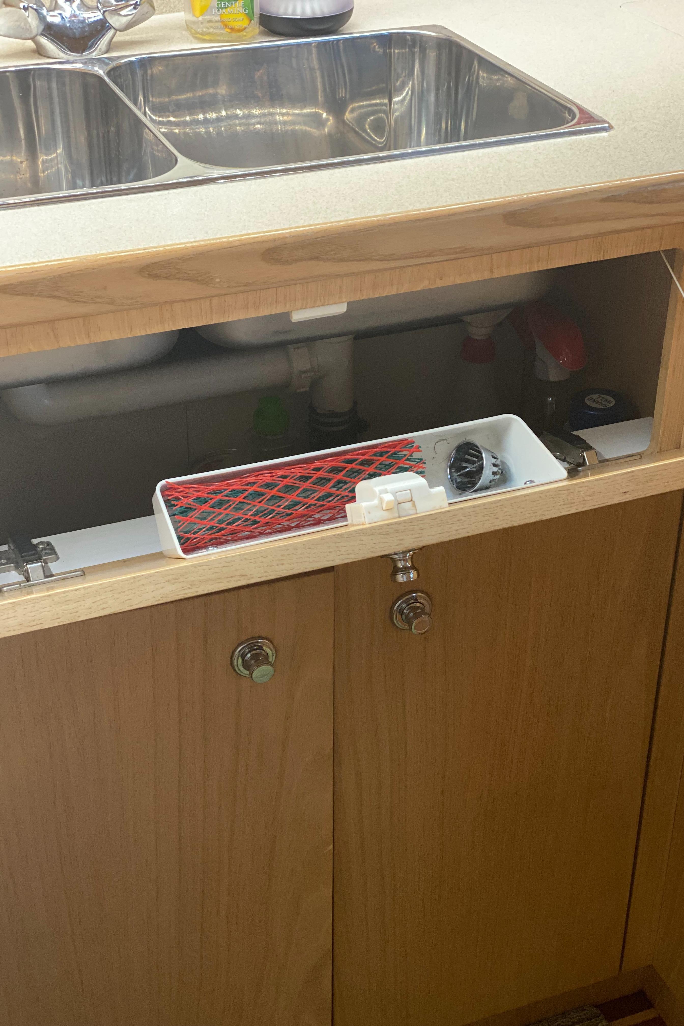 TIARA 4000 Galley, pull out cleaning materials holder