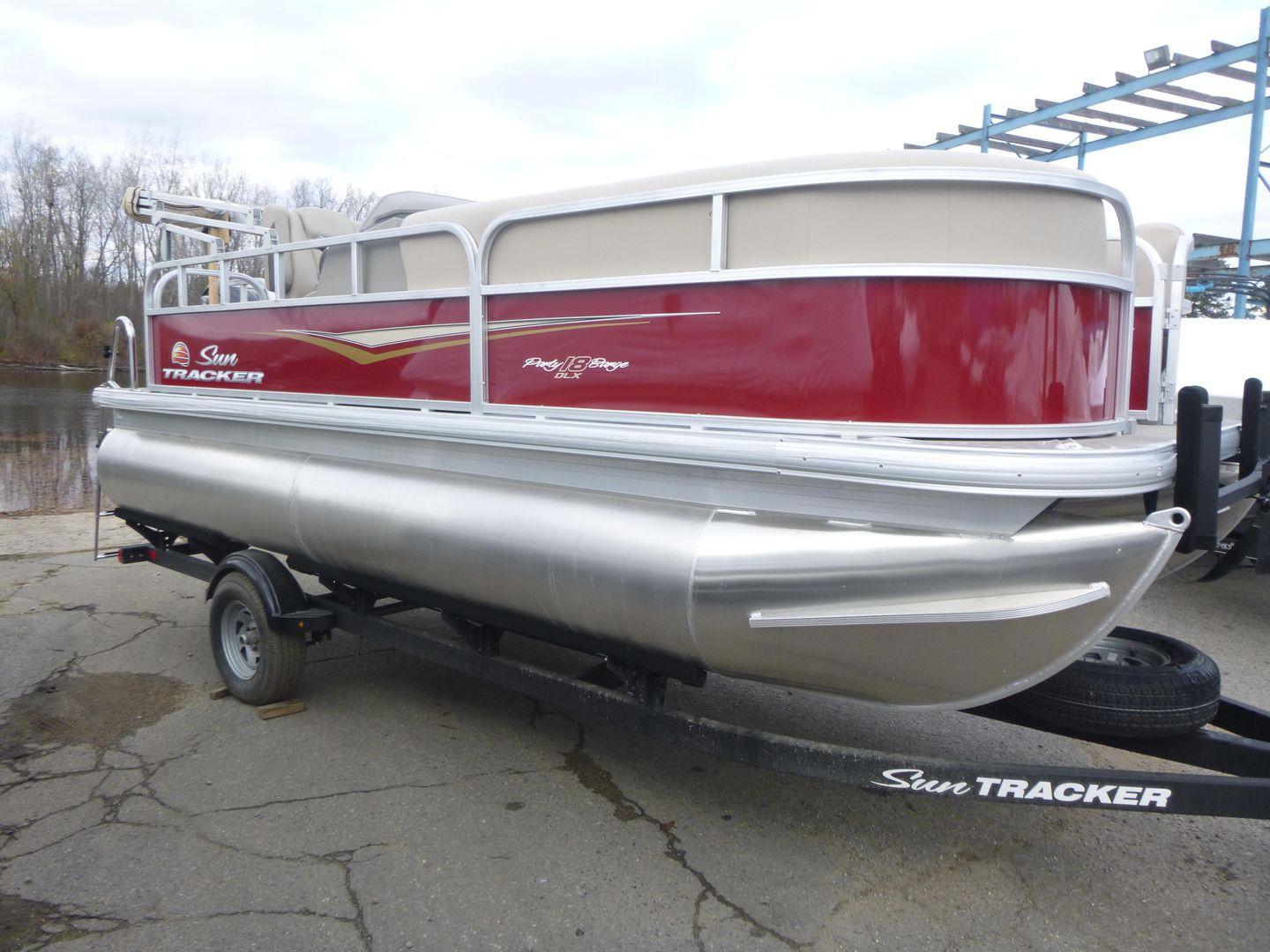 2025 Sun Tracker Party Barge 18 DLX Gallery