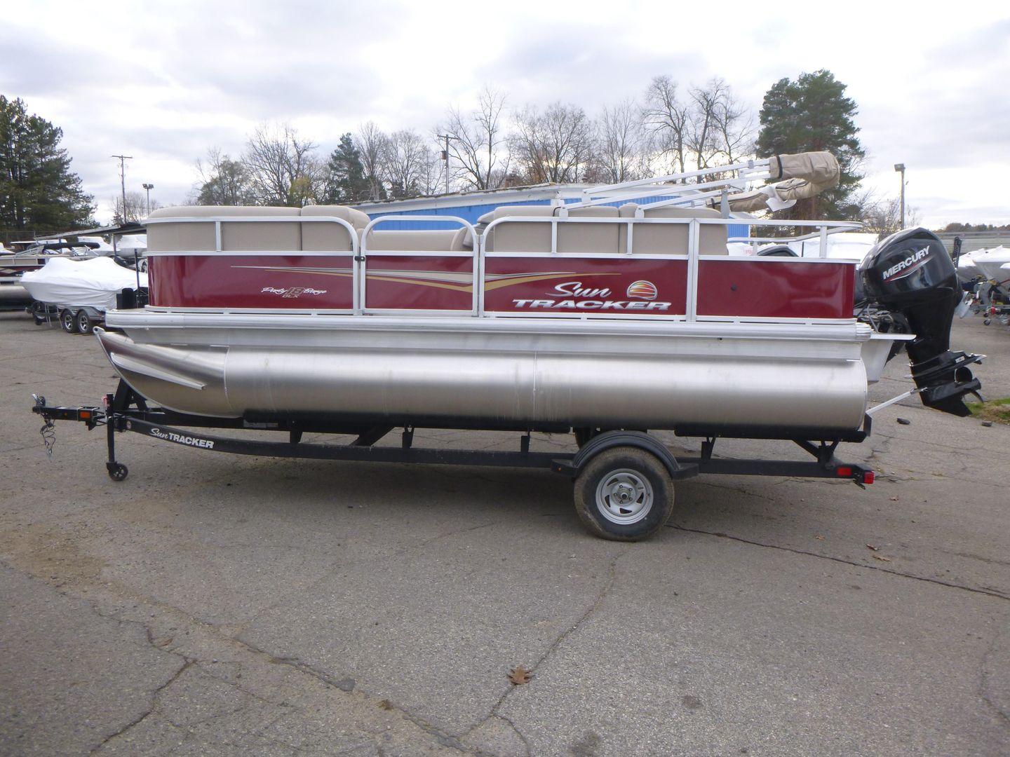 2025 Sun Tracker Party Barge 18 DLX Gallery
